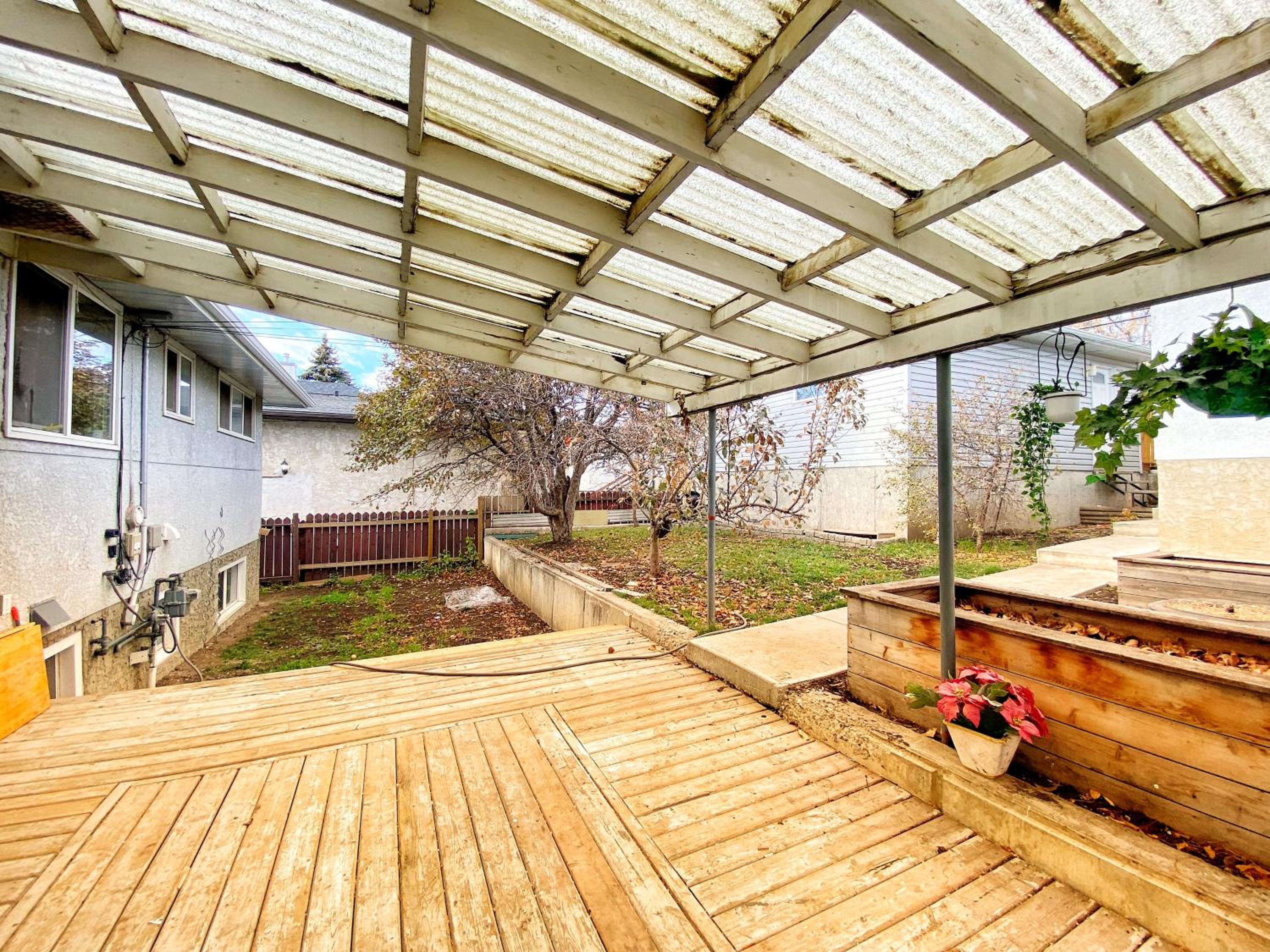 Private queen bdrm near downtown - share house, not entire place
