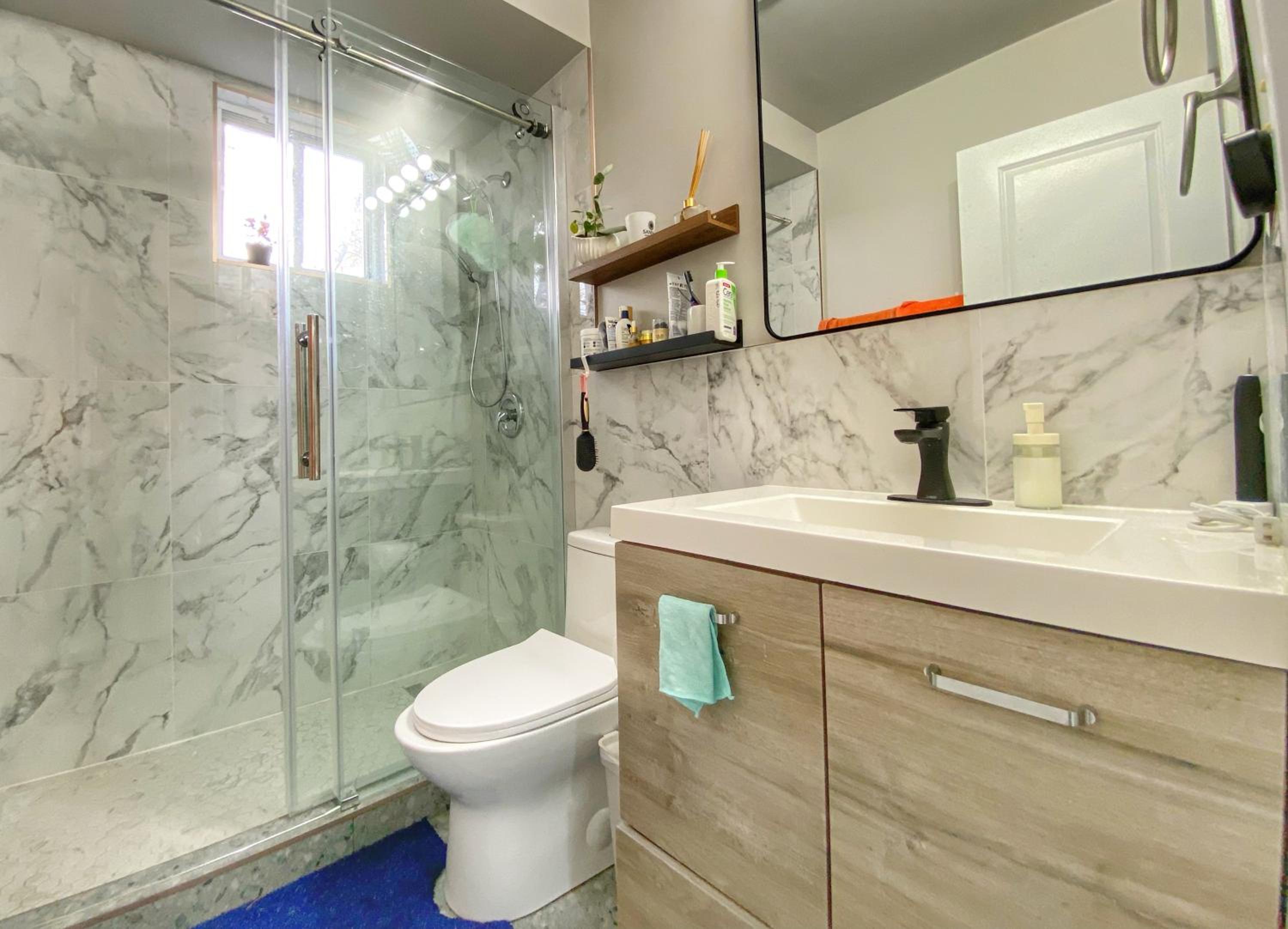 Private queen bdrm near downtown - share house, not entire place