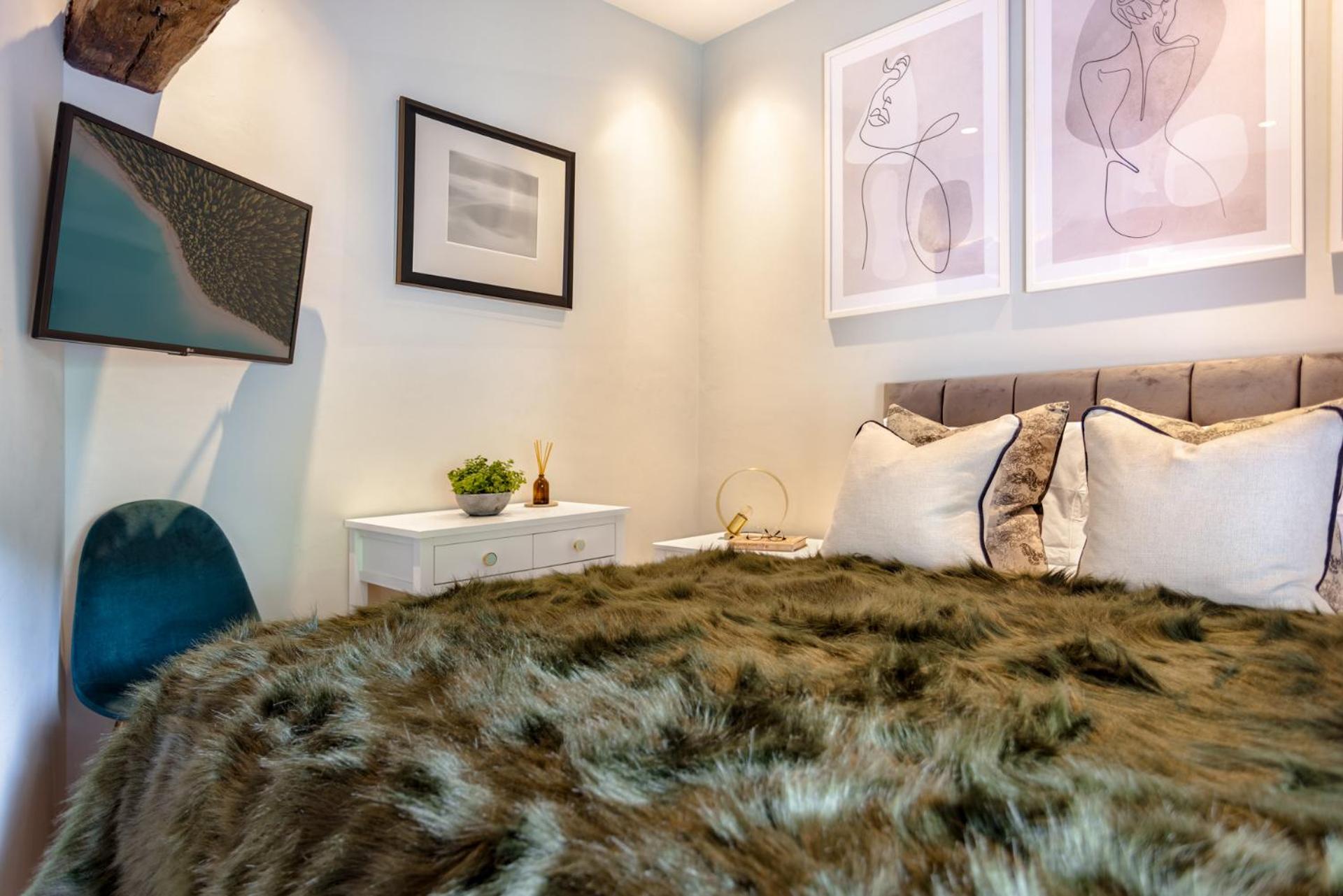 Coronation Family Cottage, Modernised 200-Year-Old Lake District Cottage with Private Hot Tub and Parking - Ridgestone