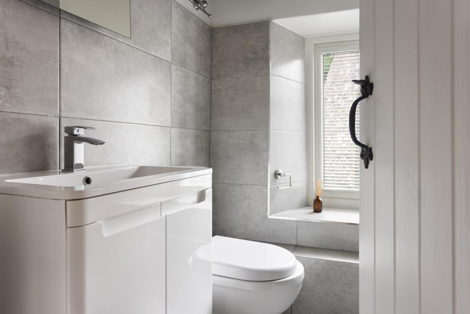 Coronation Family Cottage, Modernised 200-Year-Old Lake District Cottage with Private Hot Tub and Parking - Ridgestone