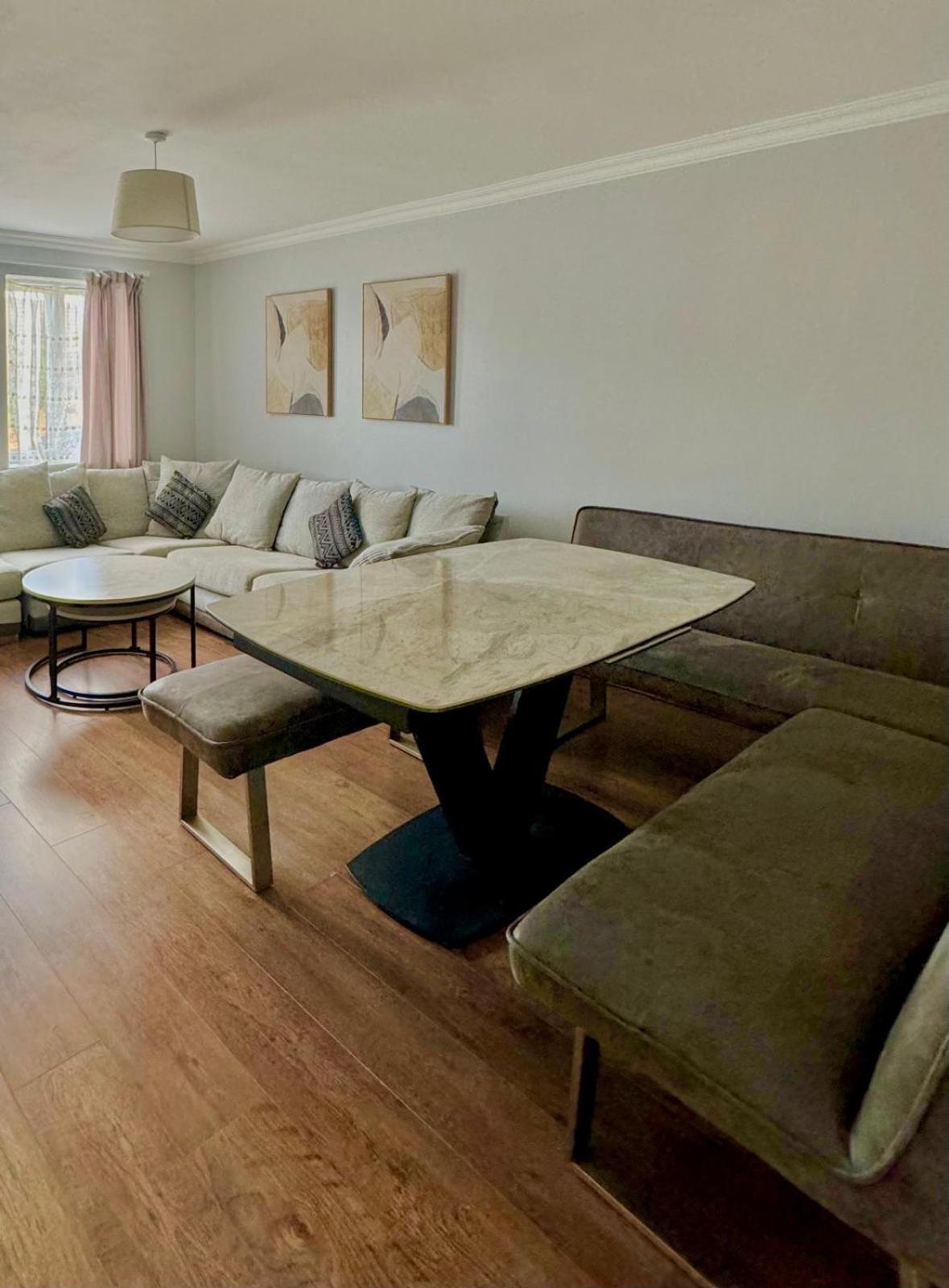 Entire Four bedroom cosy townhouse view 4