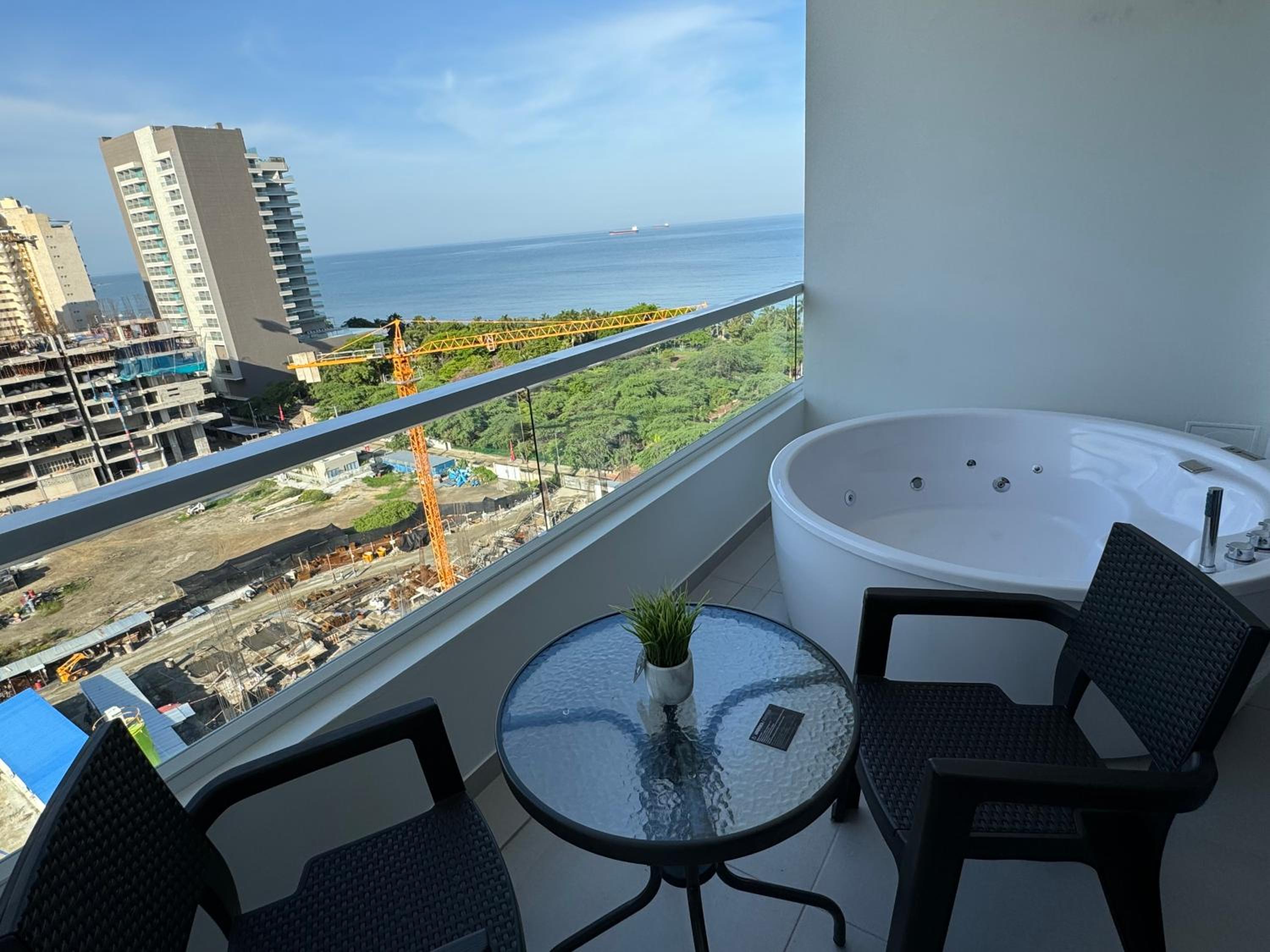 Suite con Jacuzzi, vista al mar y piscinas piso 13