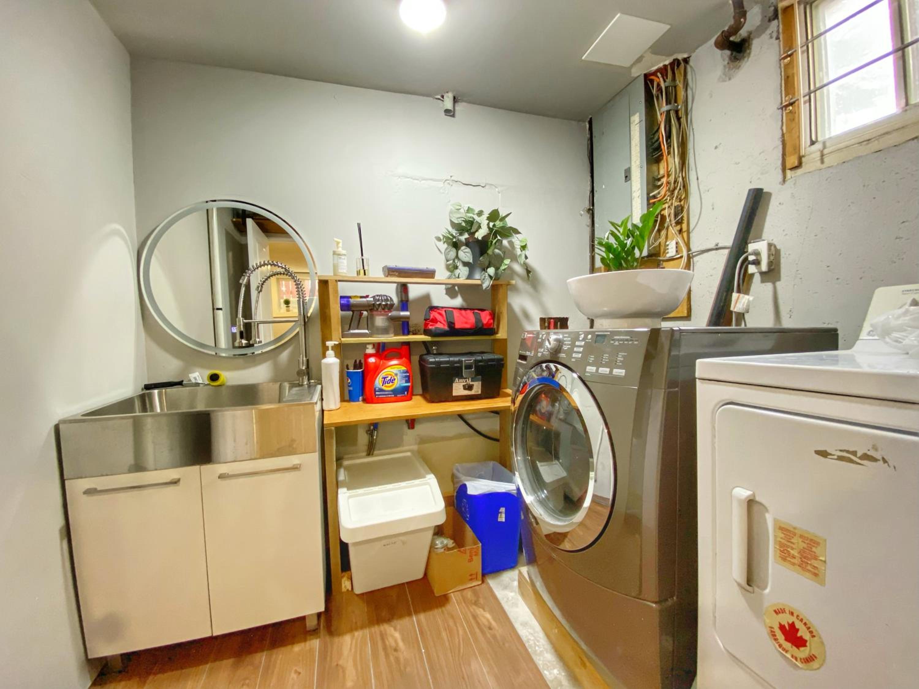 Private queen bdrm near downtown - share house, not entire place