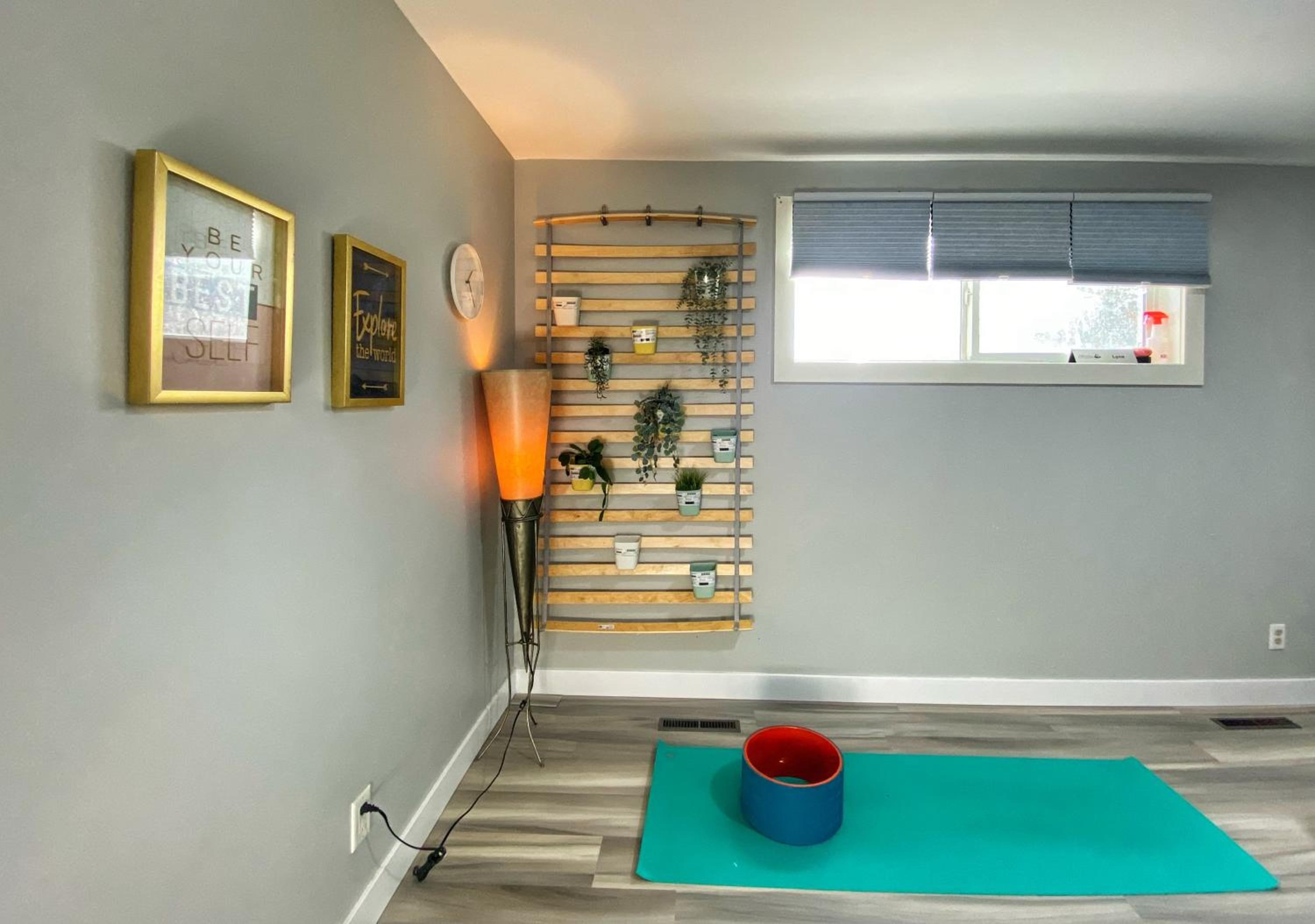 Private queen bdrm near downtown - share house, not entire place