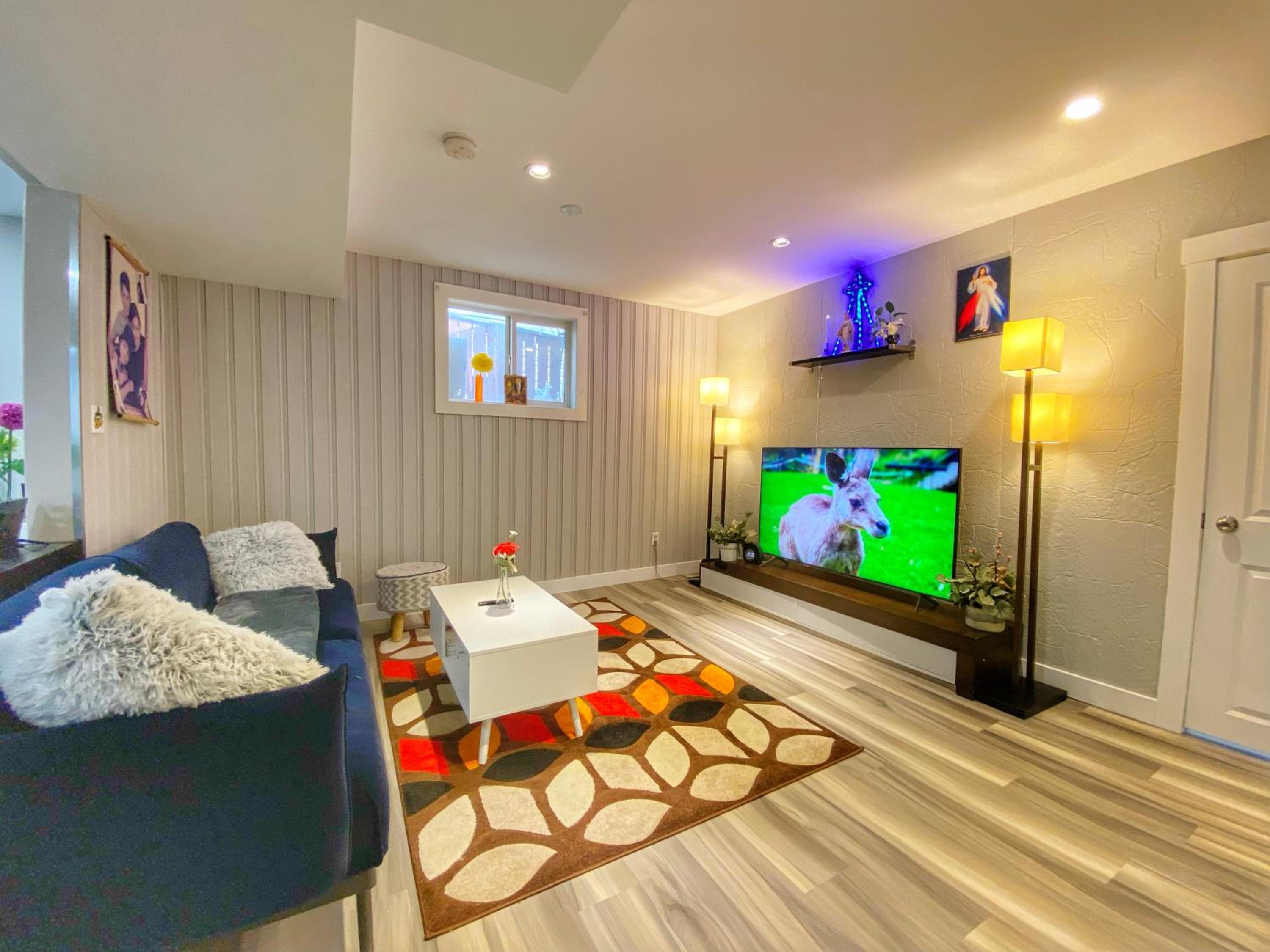 Private queen bdrm near downtown - share house, not entire place