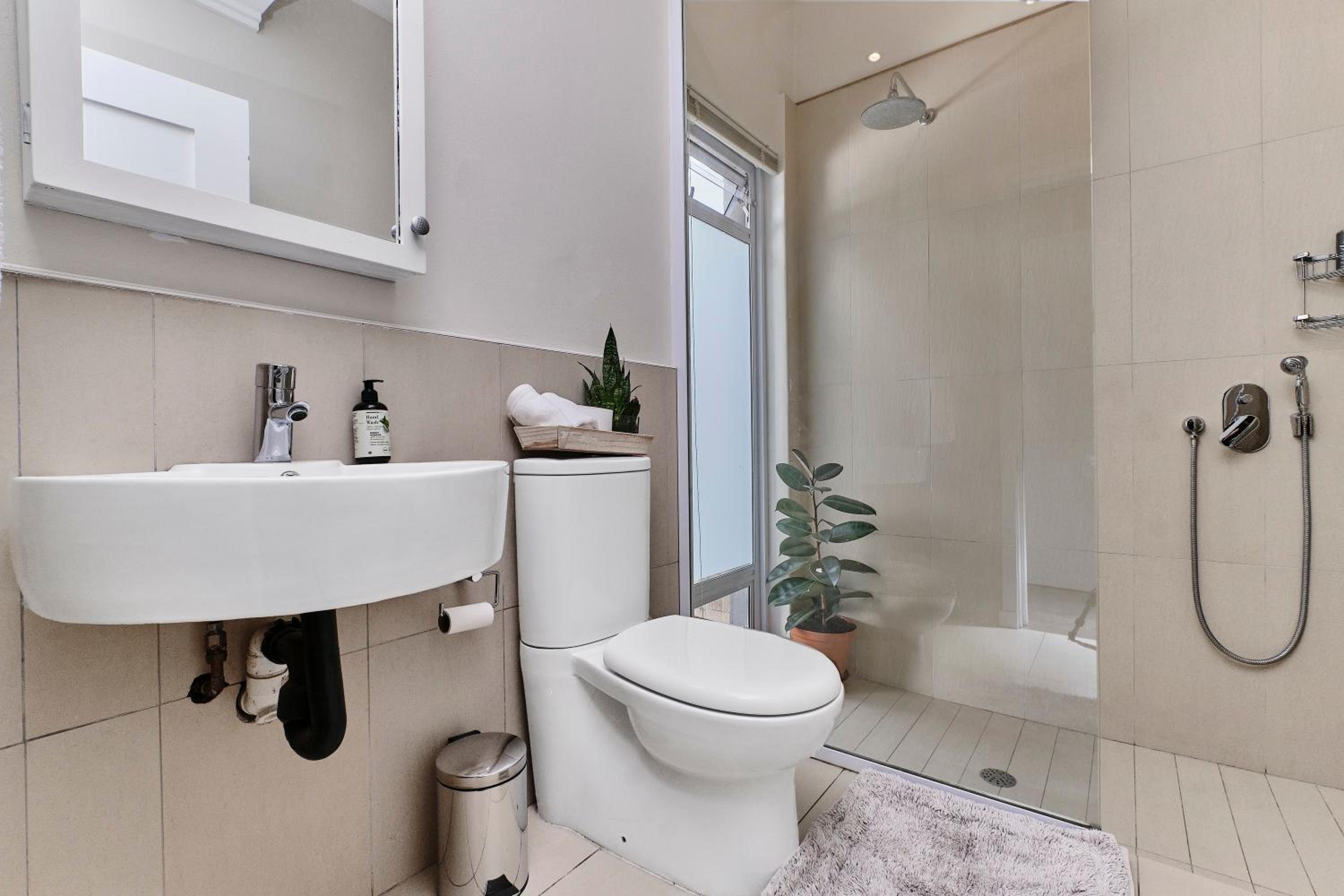 Johannesburg Vacations - Shrubly Suite 1 - Peaceful, Stylish in Sandton-Backup Power - Property Image 9