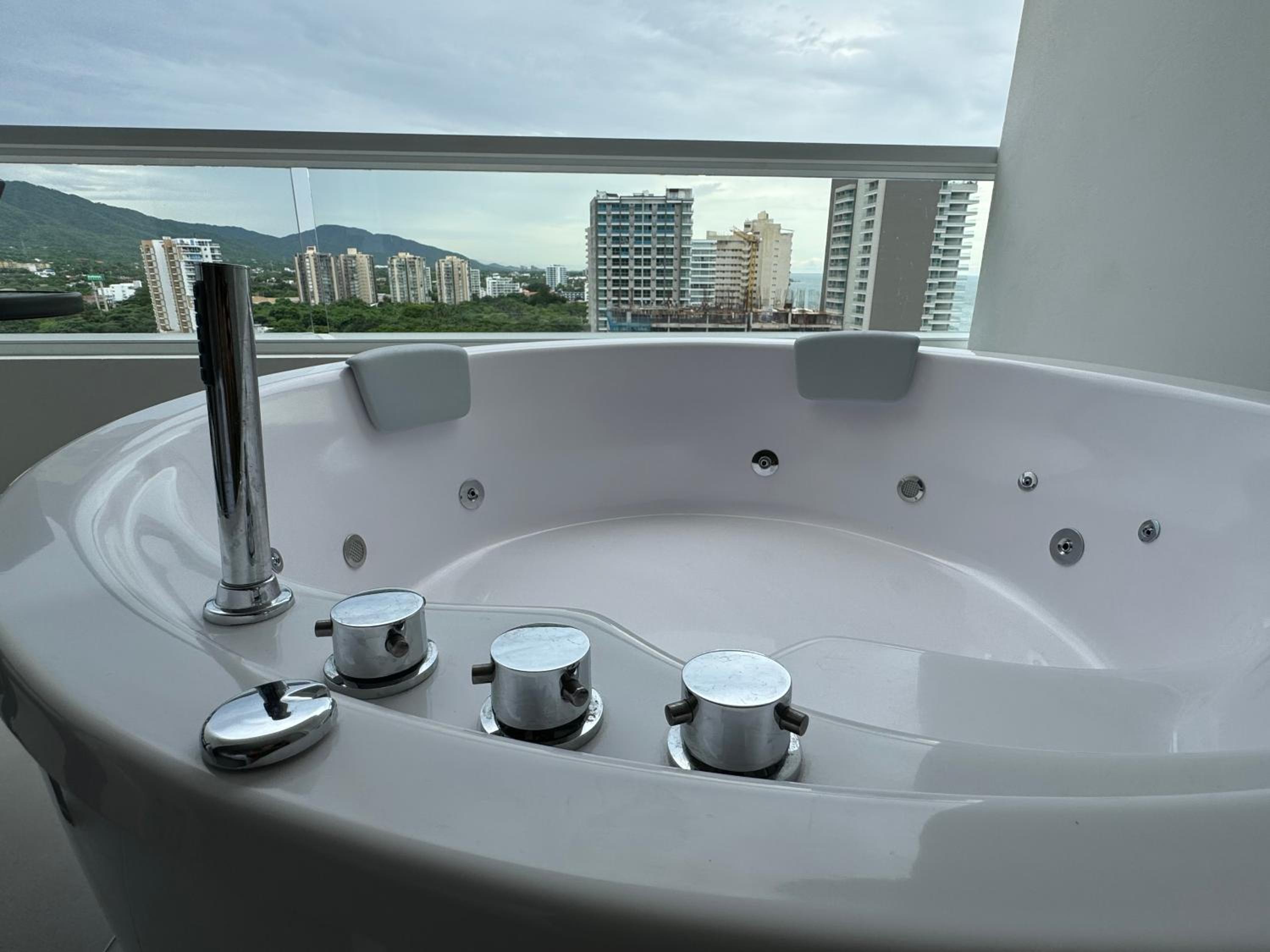 Suite con Jacuzzi, vista al mar y piscinas piso 13