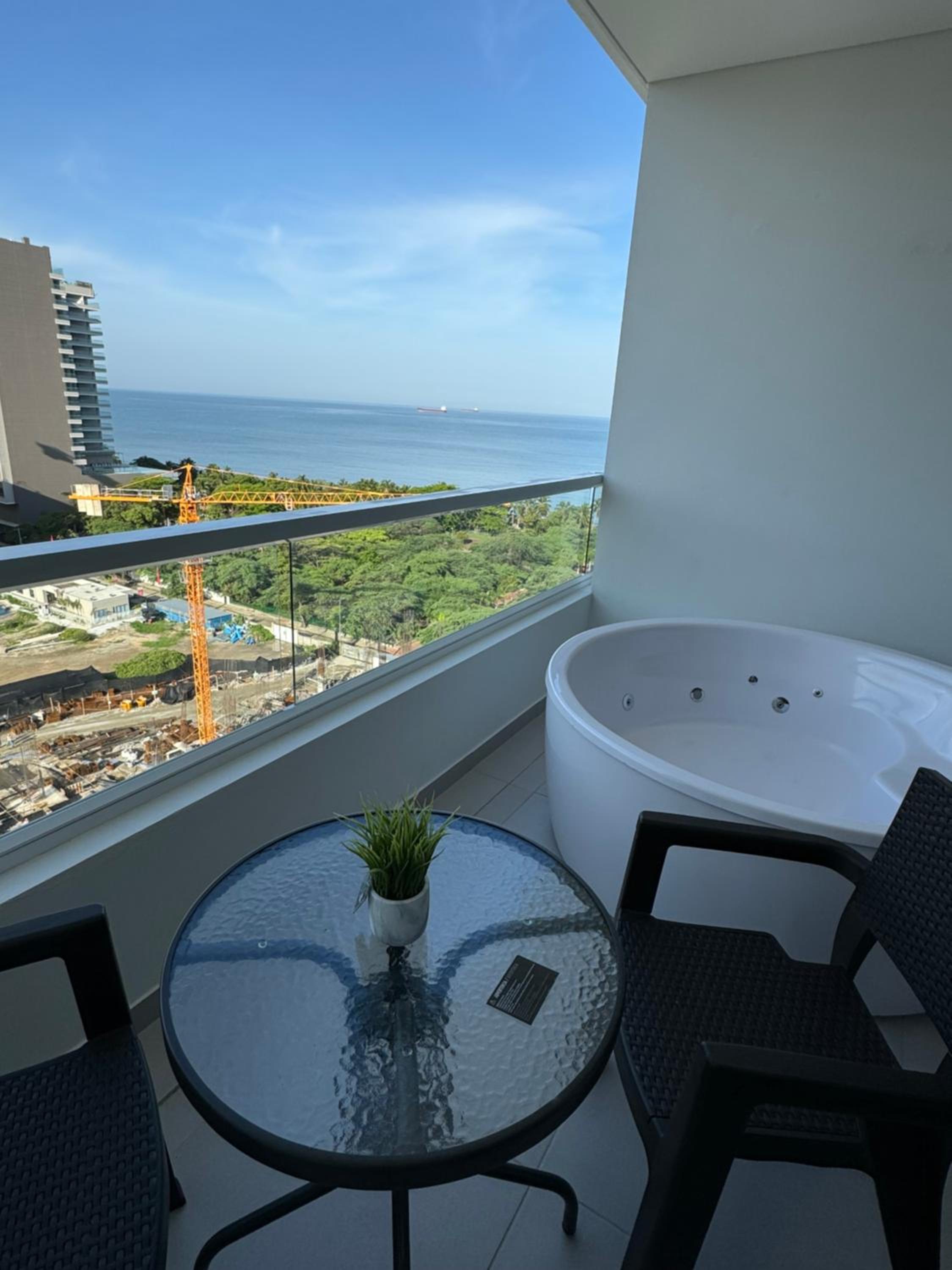 Suite con Jacuzzi, vista al mar y piscinas piso 13