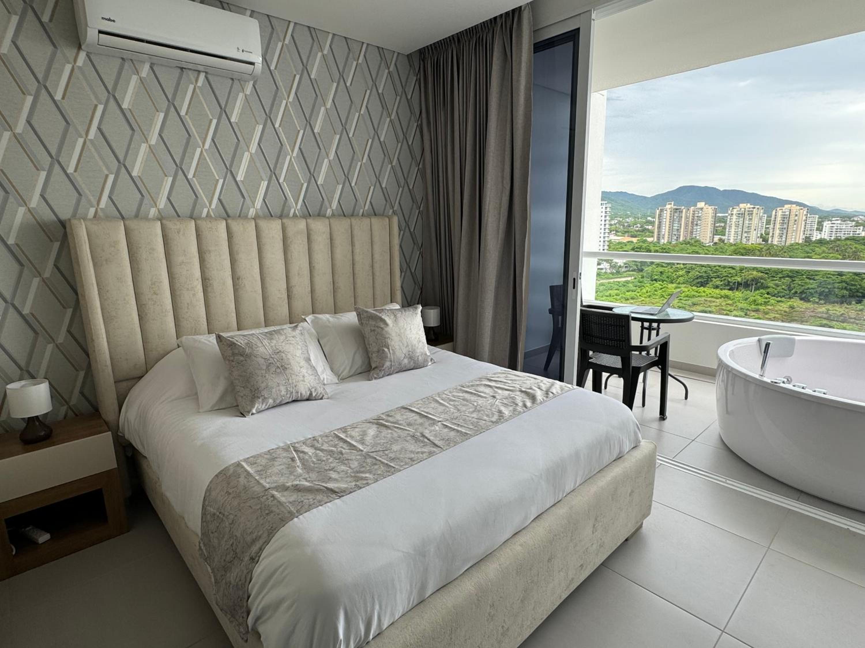Suite con Jacuzzi, vista al mar y piscinas piso 13