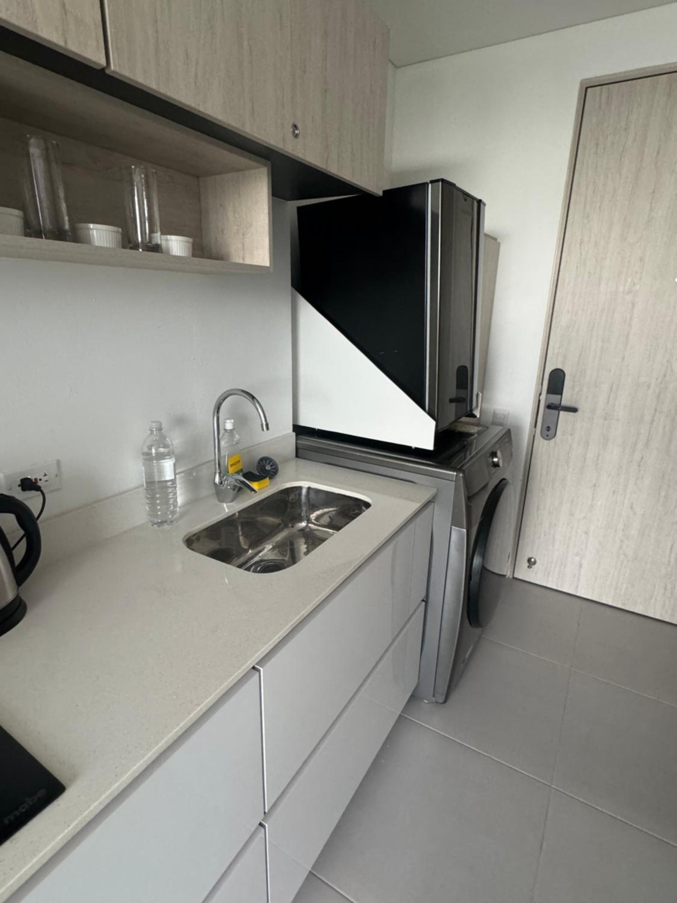 Suite con Jacuzzi, vista al mar y piscinas piso 13