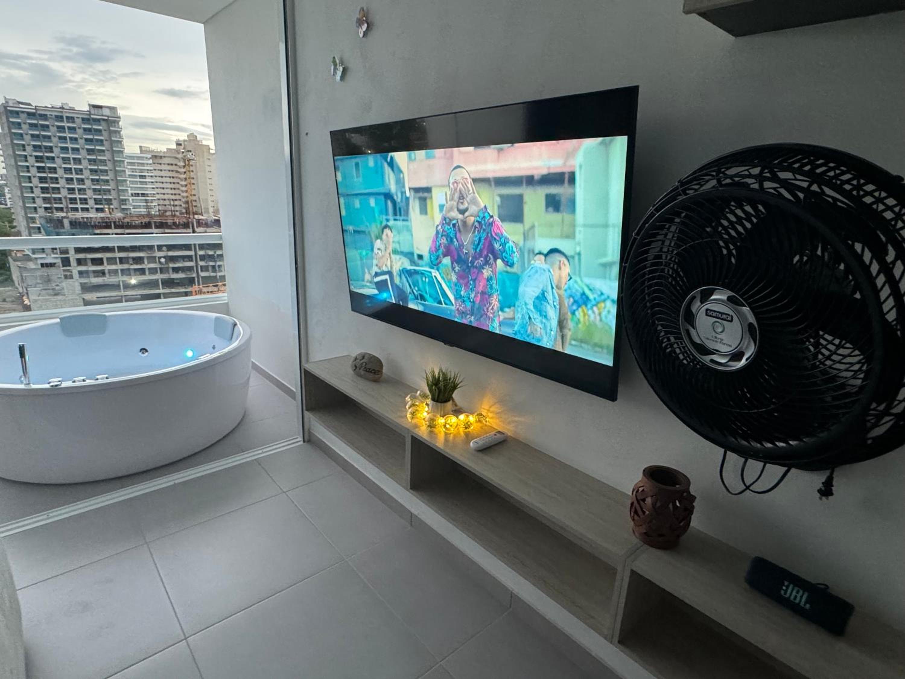 Suite con Jacuzzi, vista al mar y piscinas piso 13