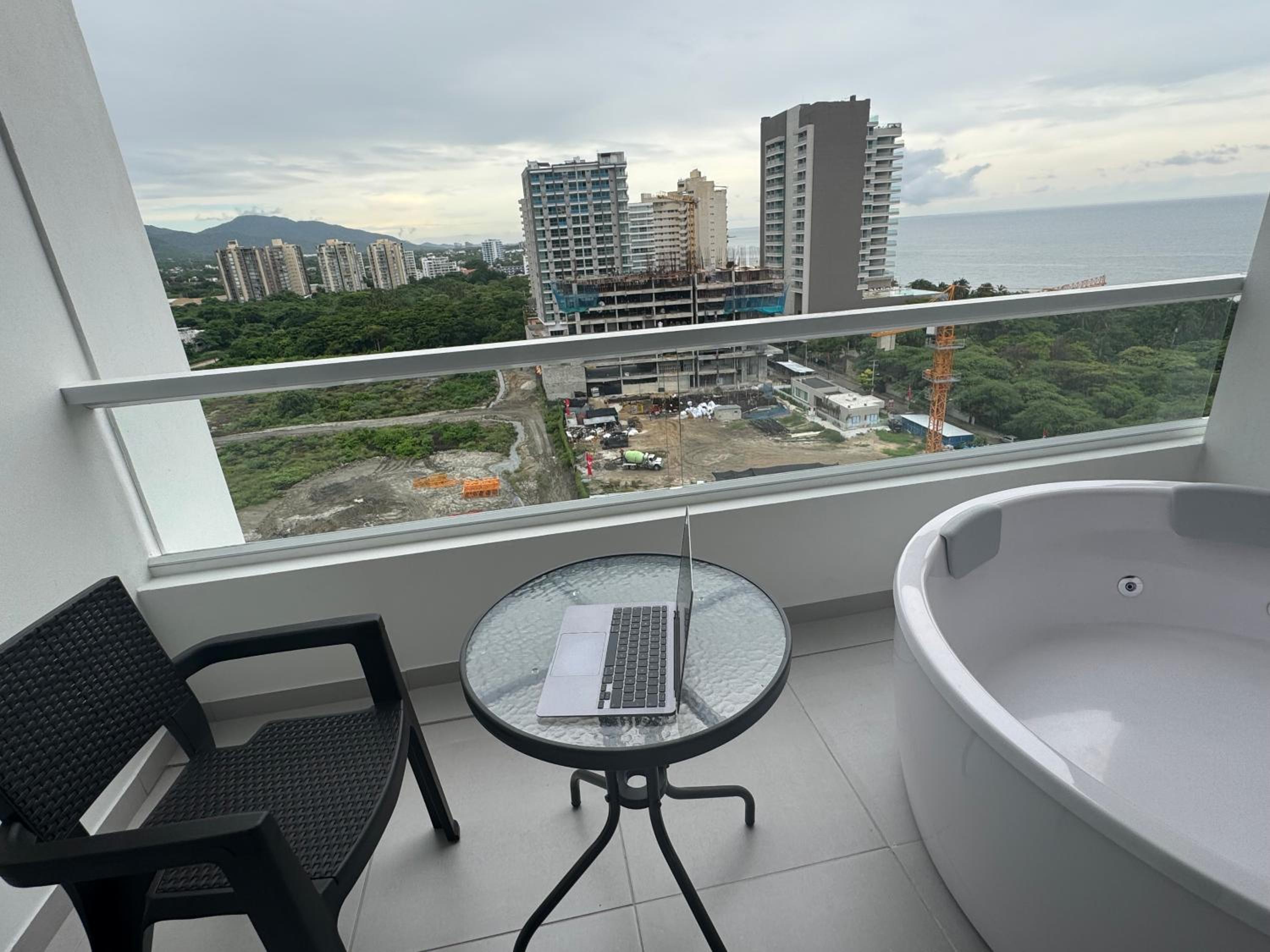Suite con Jacuzzi, vista al mar y piscinas piso 13
