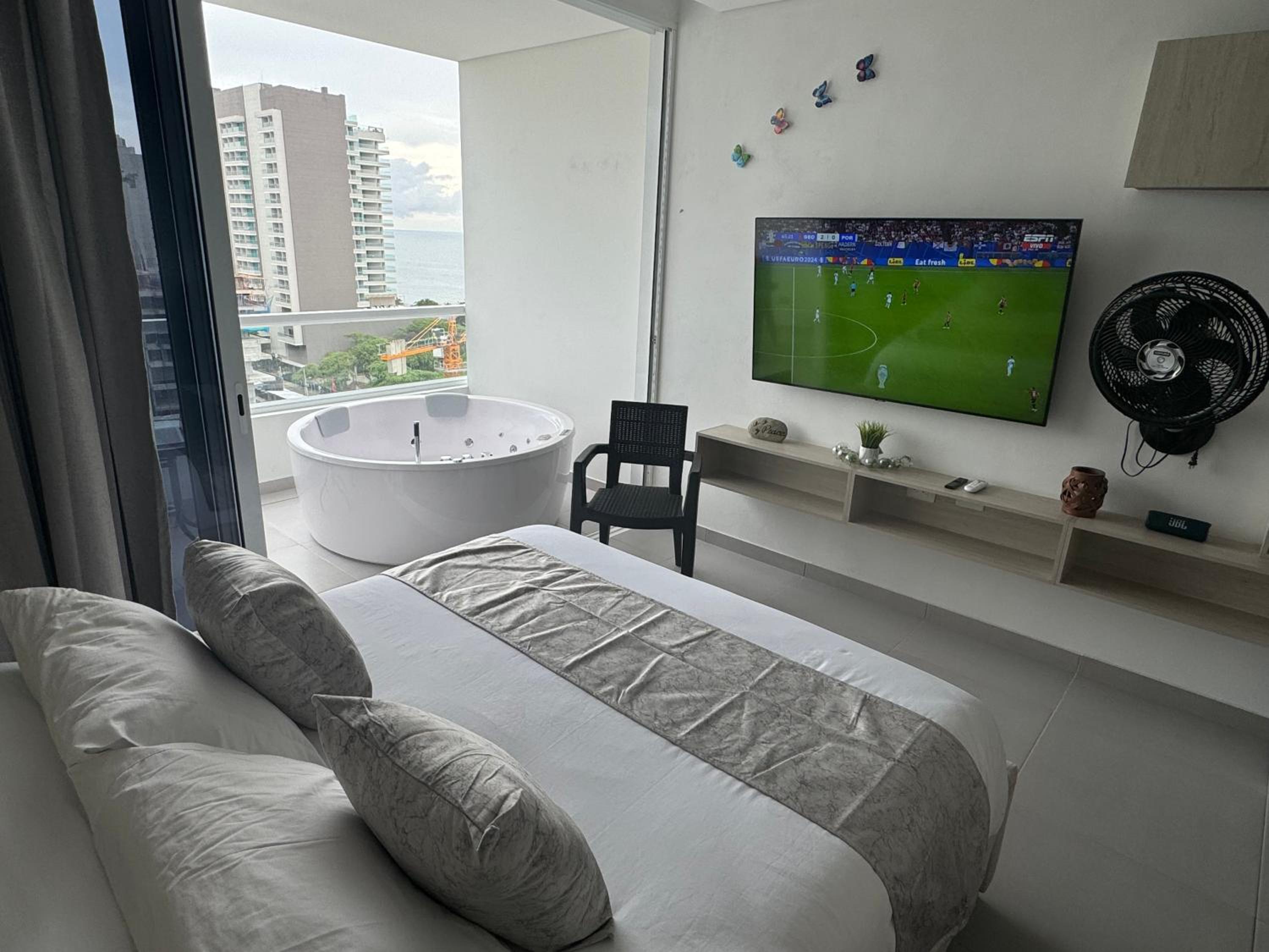 Suite con Jacuzzi, vista al mar y piscinas piso 13