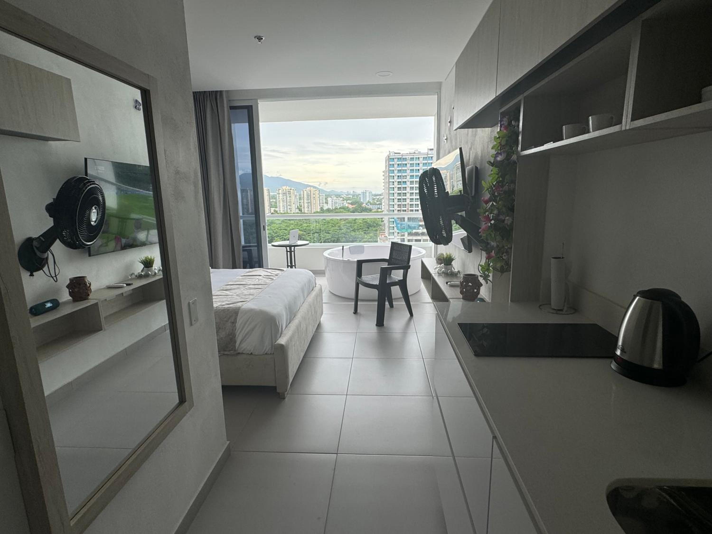 Suite con Jacuzzi, vista al mar y piscinas piso 13