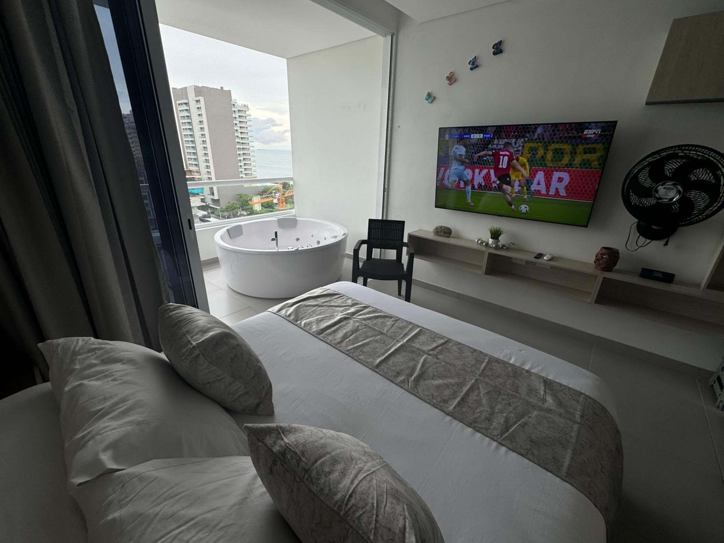 Suite con Jacuzzi, vista al mar y piscinas piso 13