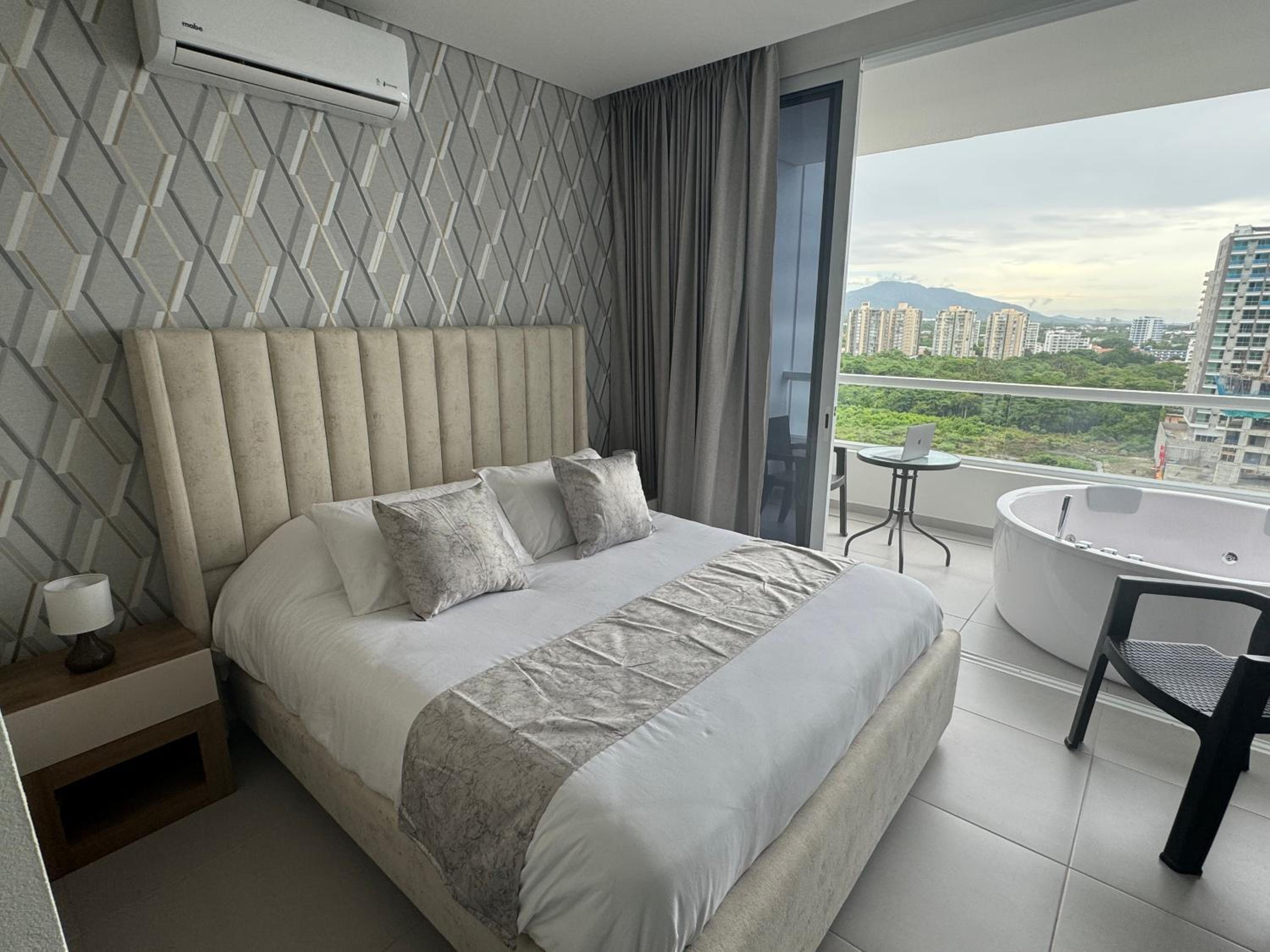 Suite con Jacuzzi, vista al mar y piscinas piso 13