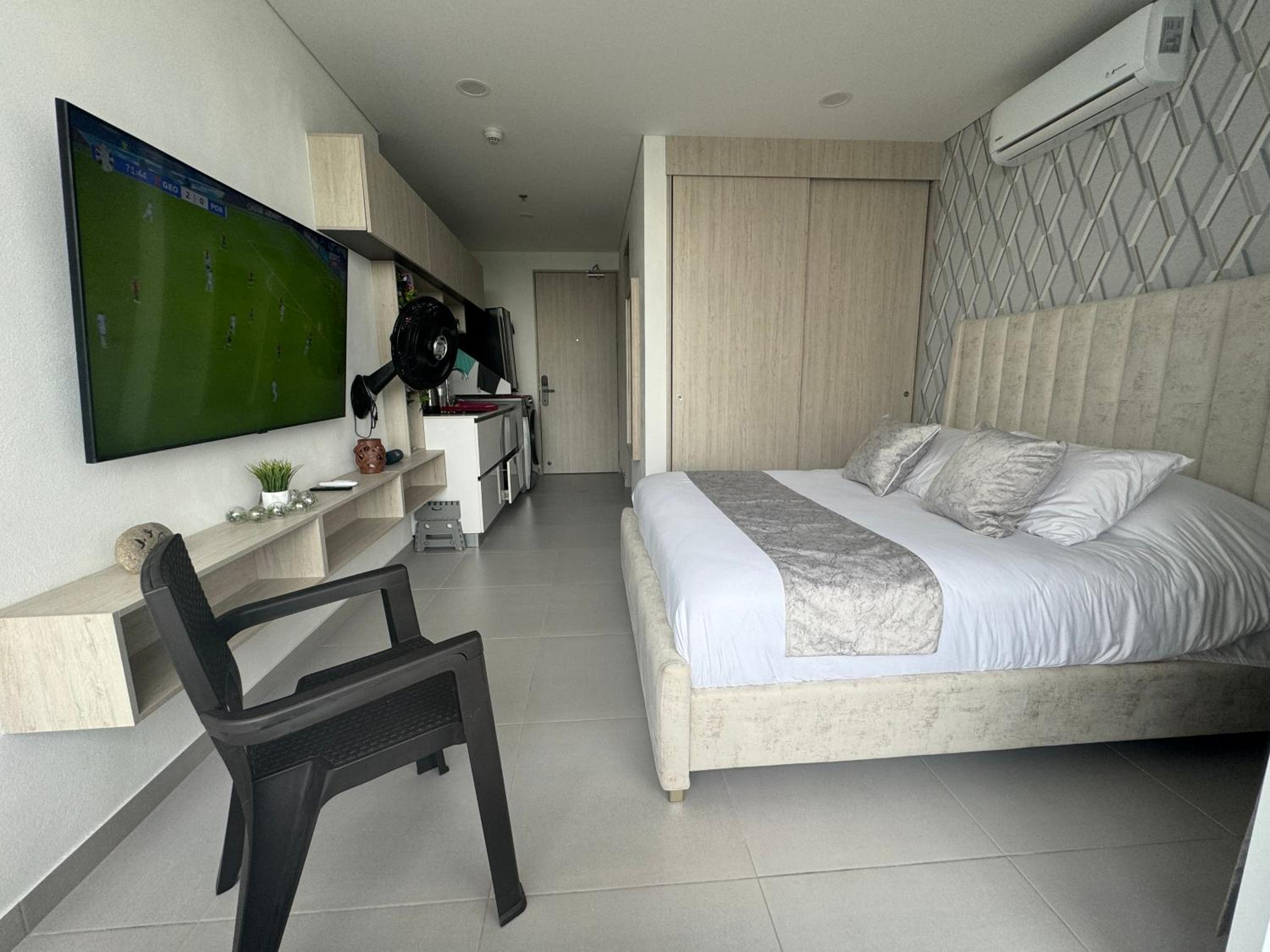 Suite con Jacuzzi, vista al mar y piscinas piso 13