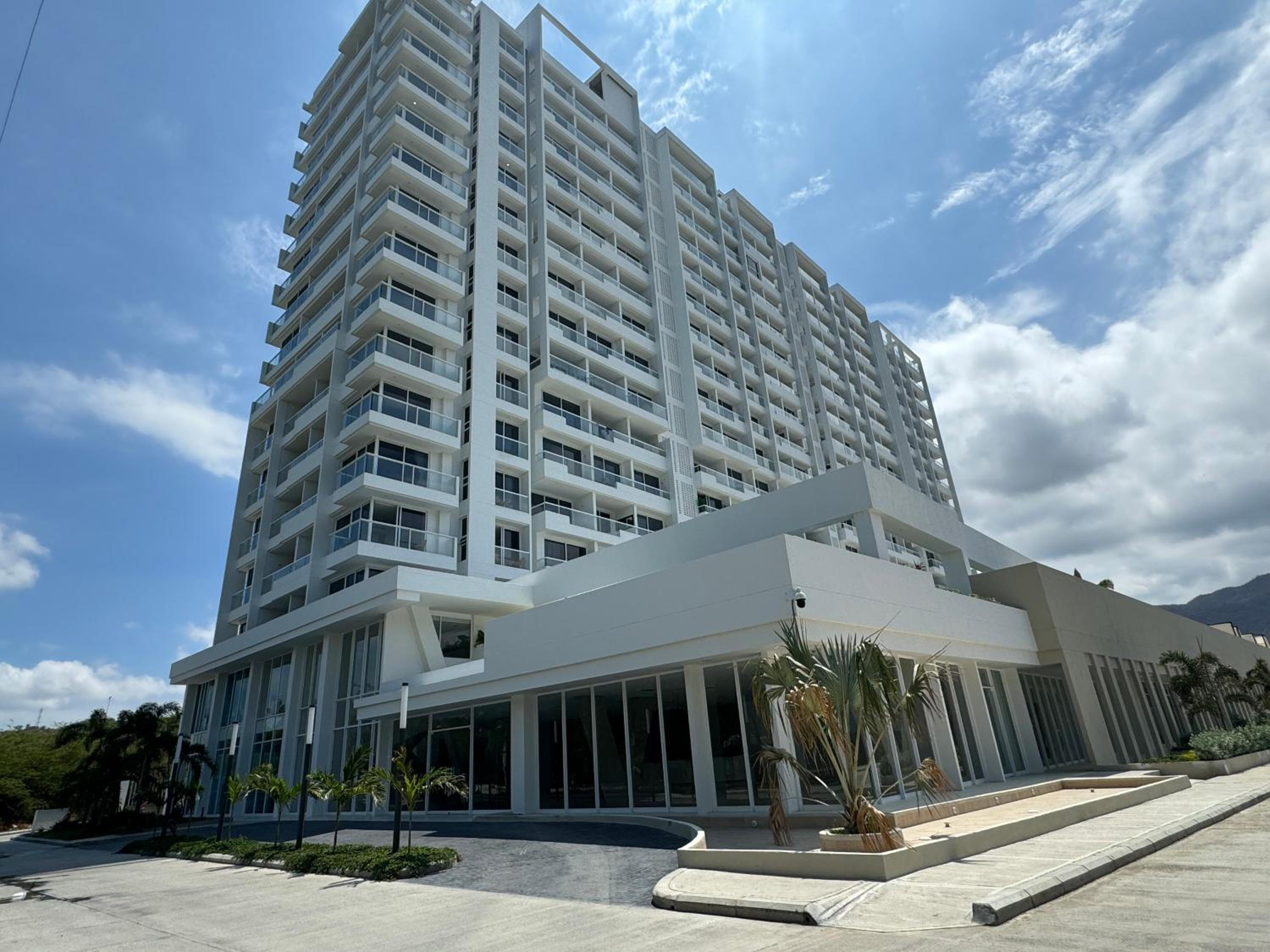 Suite con Jacuzzi, vista al mar y piscinas piso 13