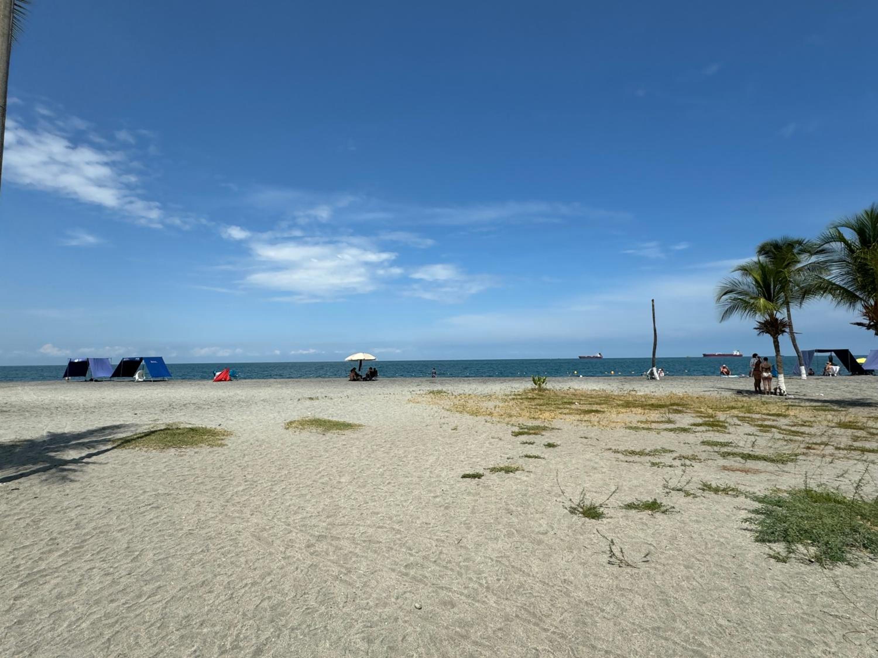 Suite con Jacuzzi, vista al mar y piscinas piso 13