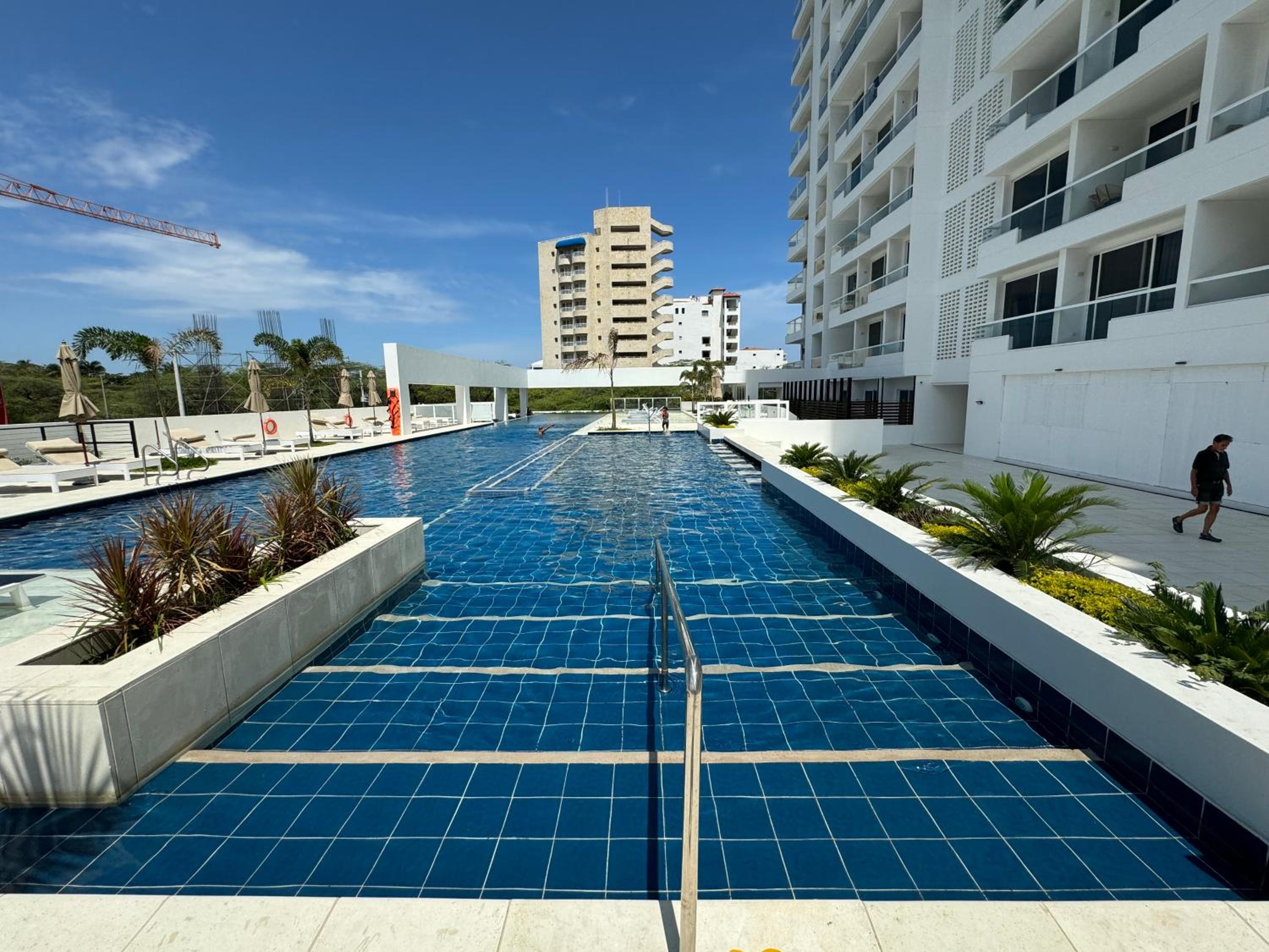 Suite con Jacuzzi, vista al mar y piscinas piso 13