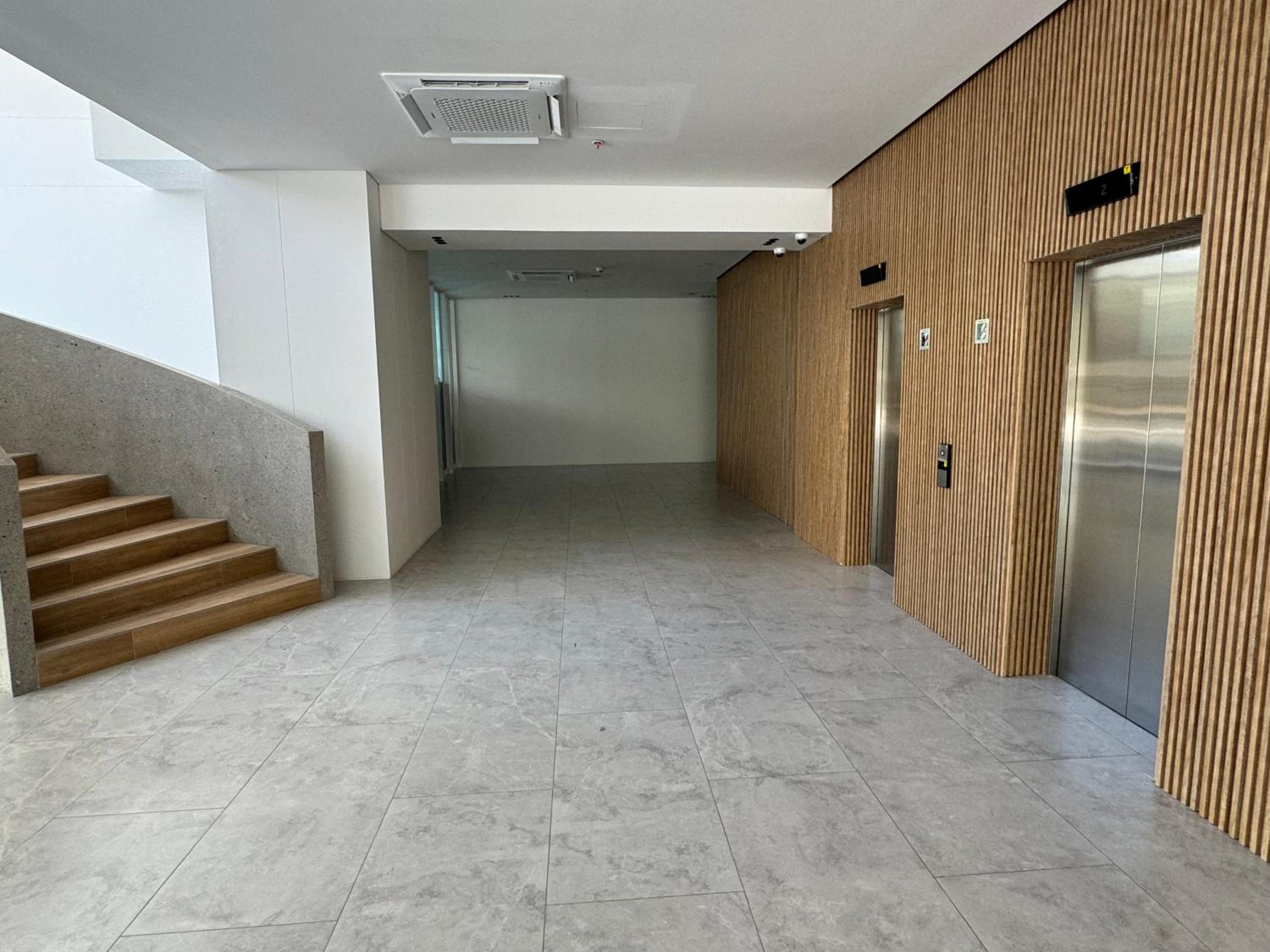Suite con Jacuzzi, vista al mar y piscinas piso 13