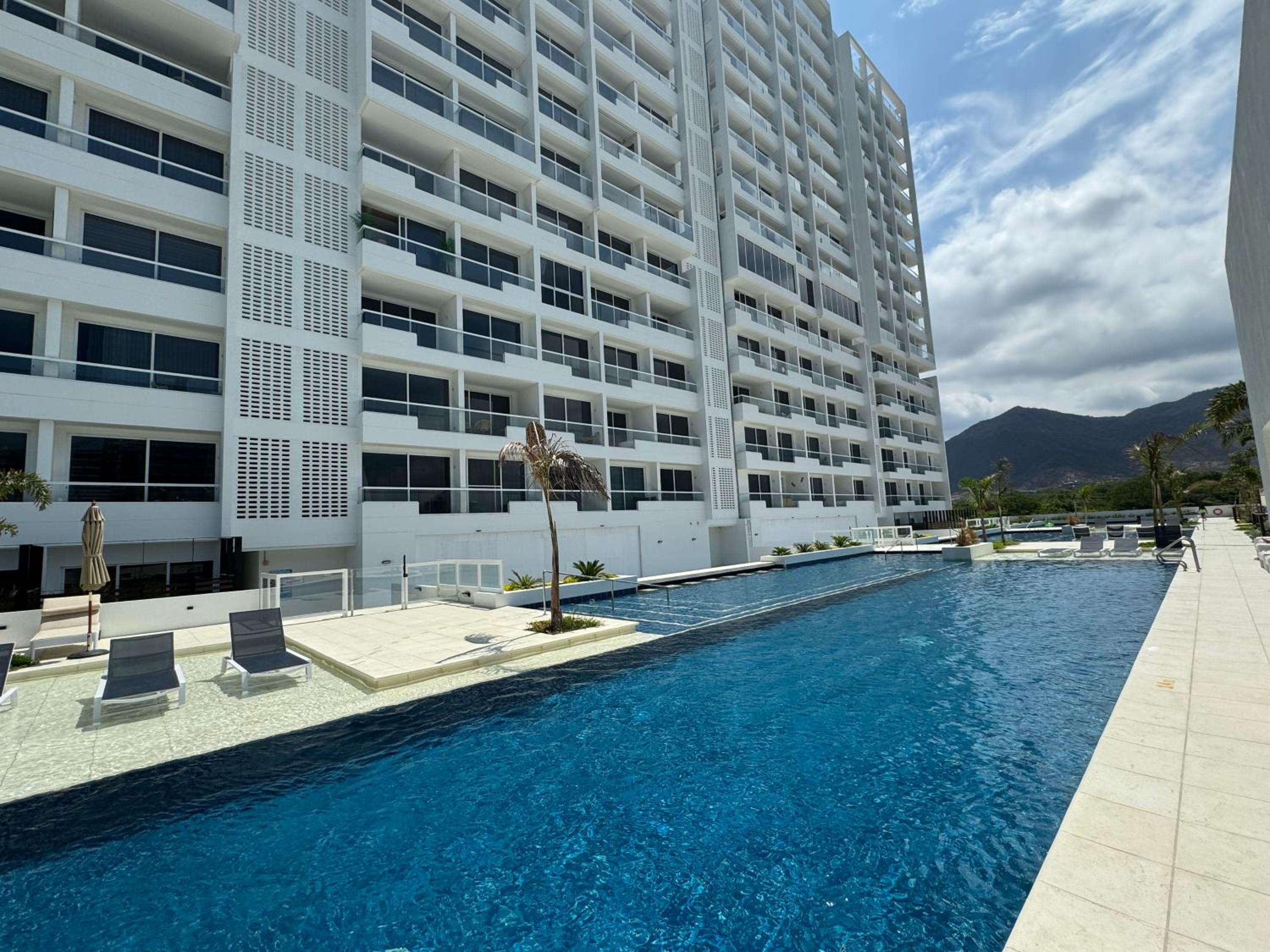 Suite con Jacuzzi, vista al mar y piscinas piso 13