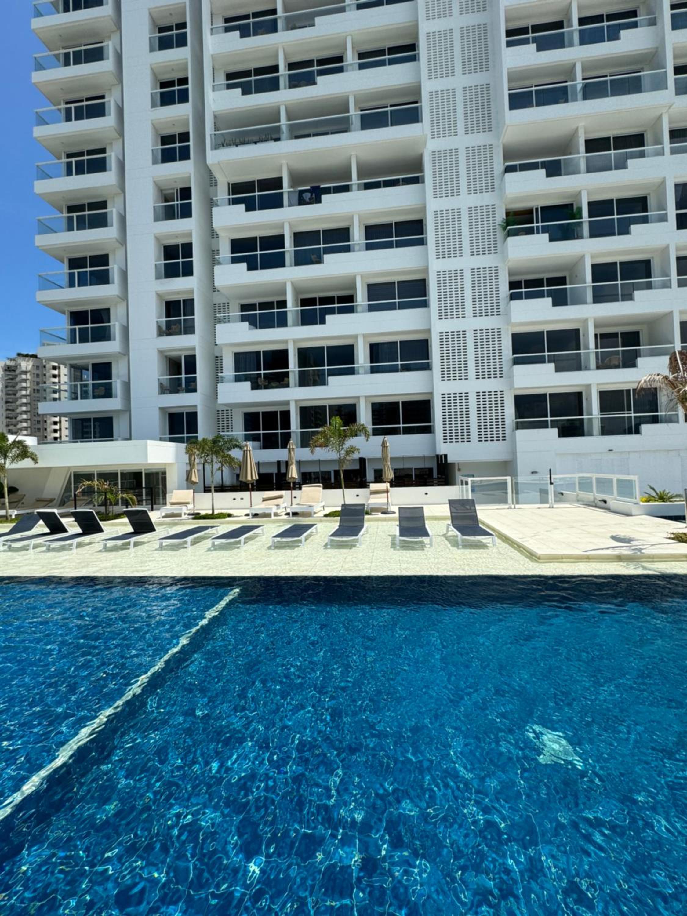 Suite con Jacuzzi, vista al mar y piscinas piso 13