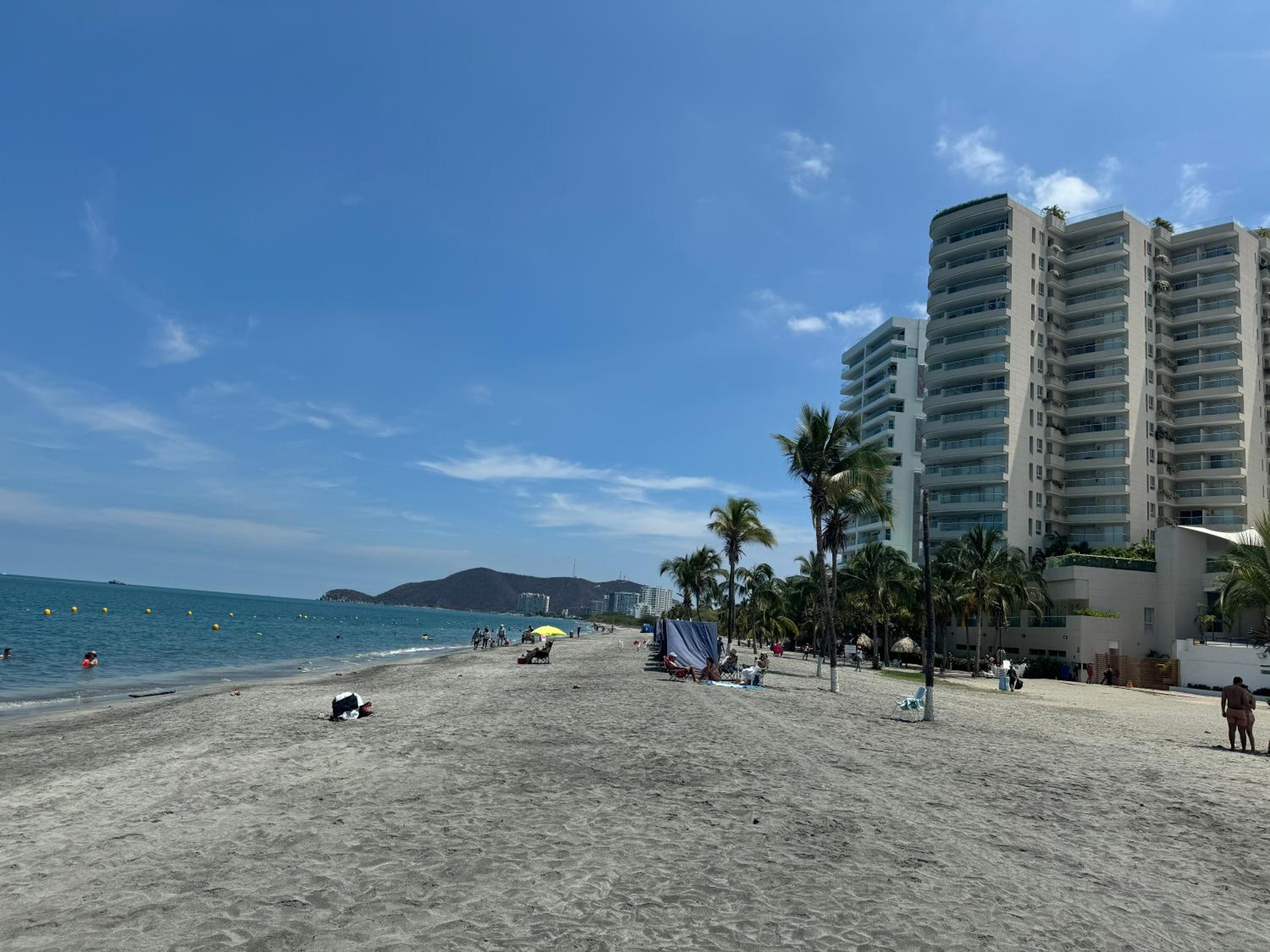 Suite con Jacuzzi, vista al mar y piscinas piso 13