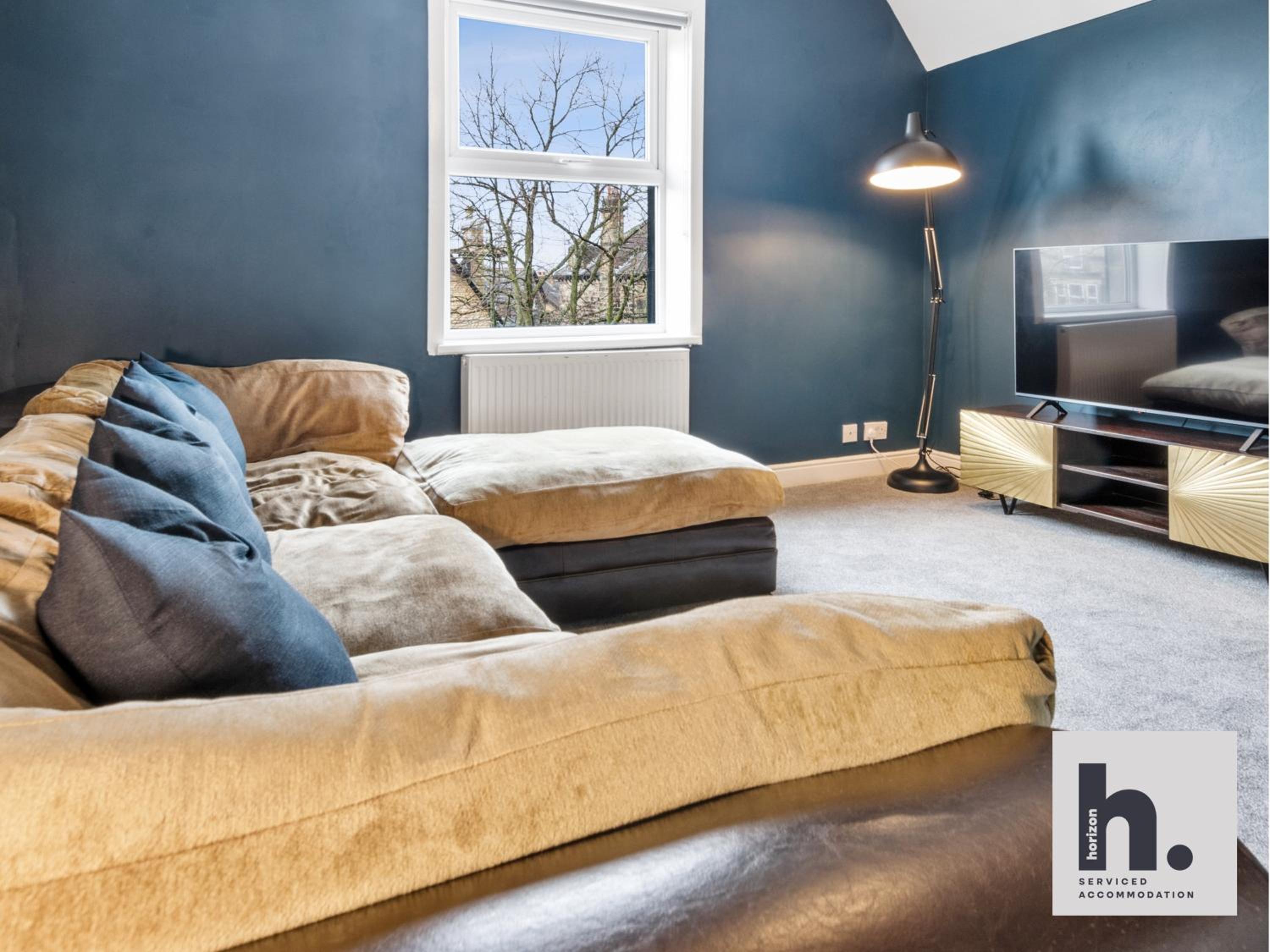 FREE Parking - Dog Friendly - Relocating - LT view 3