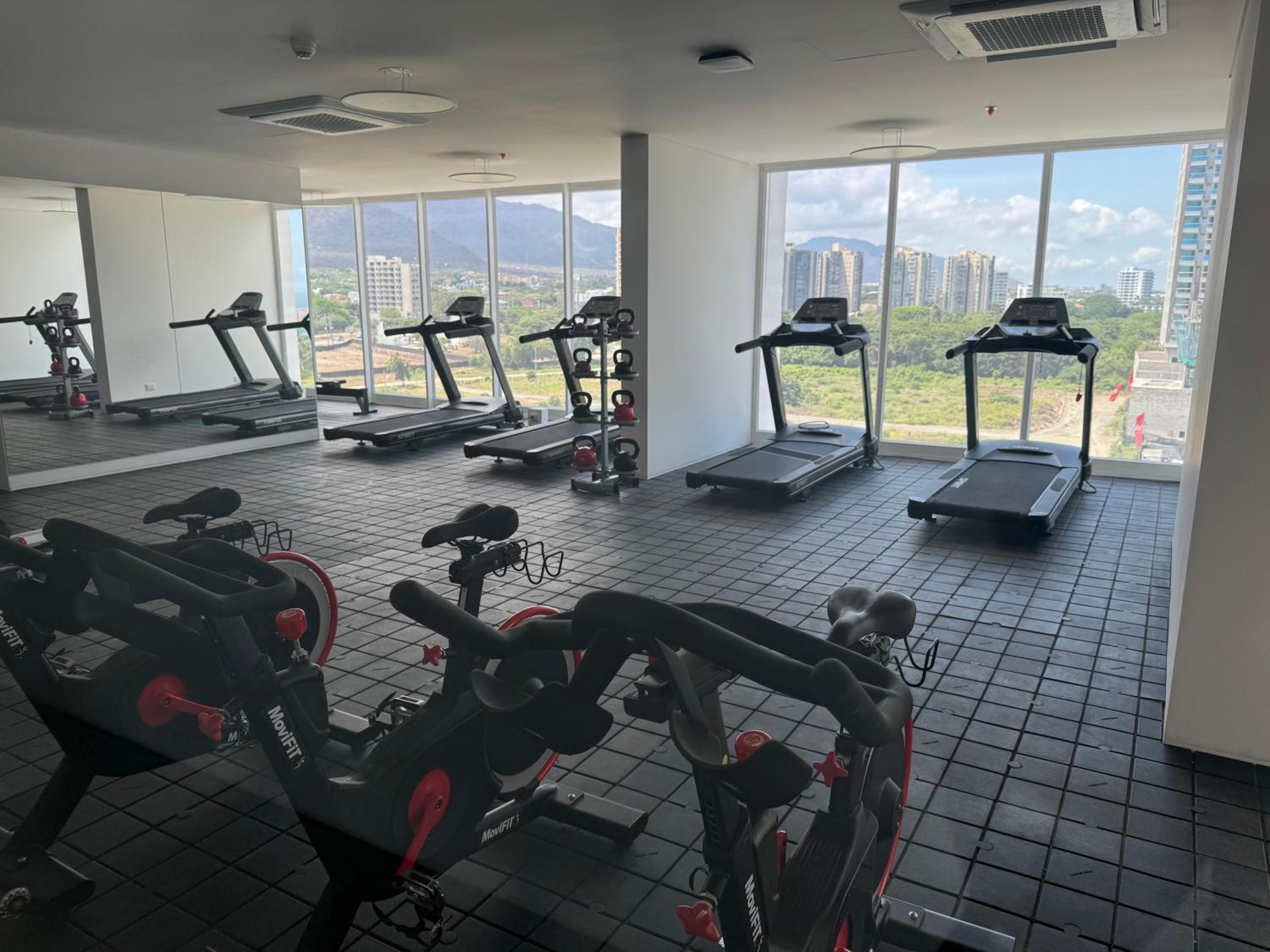Suite con Jacuzzi, vista al mar y piscinas piso 13