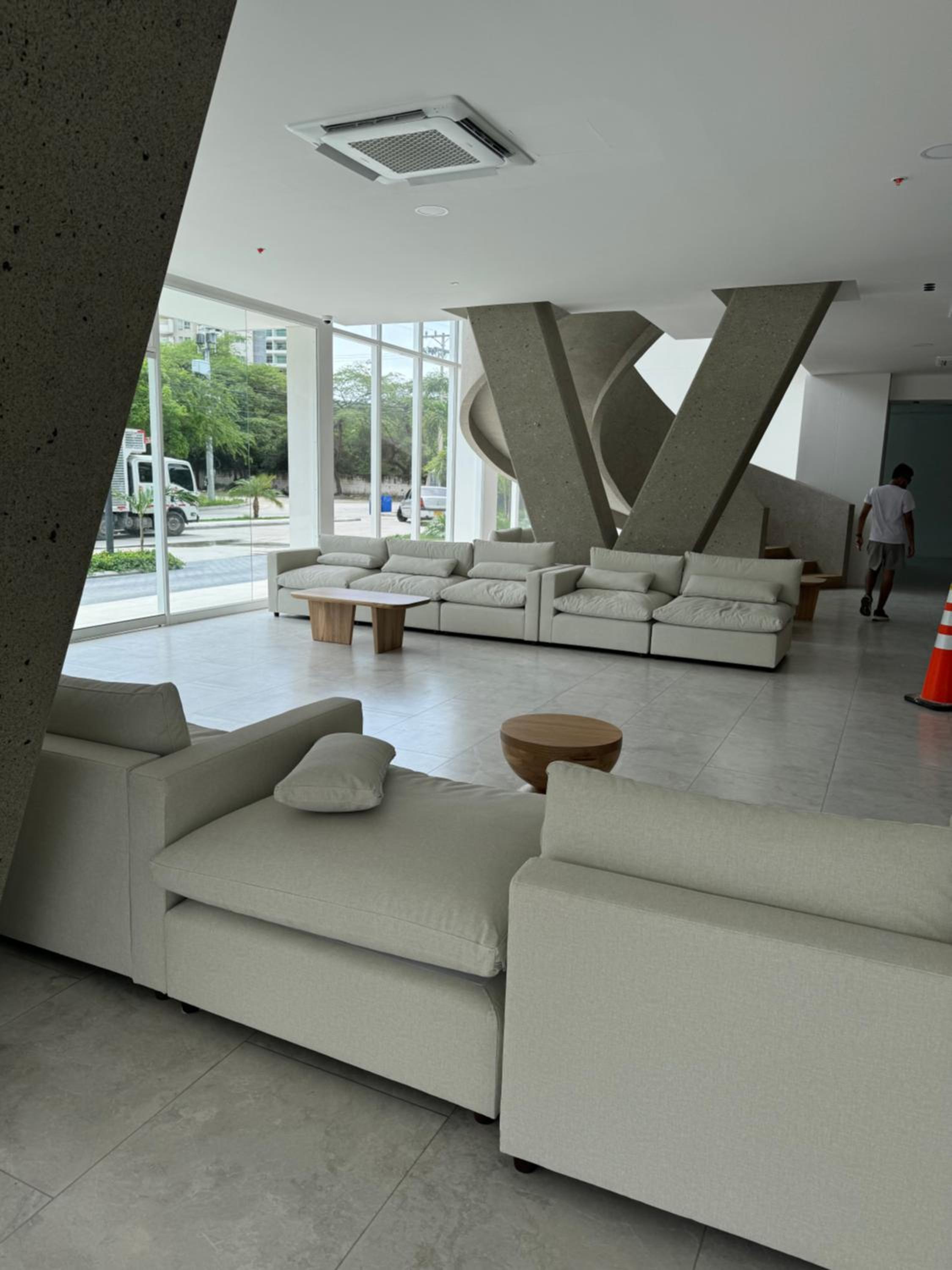 Suite con Jacuzzi, vista al mar y piscinas piso 13