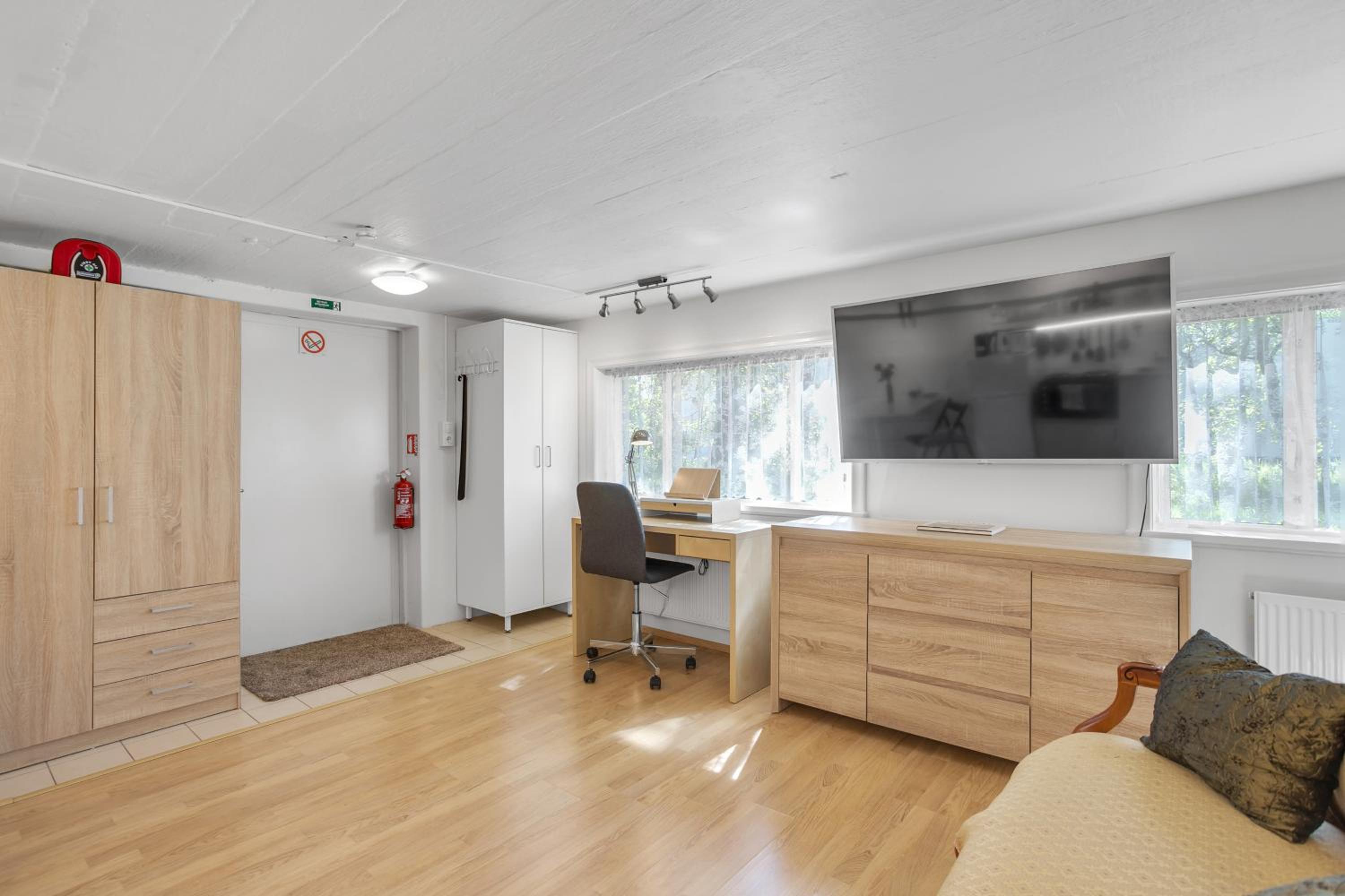 Lara Studio in Laugardalur valley, Reykjavík Central Park and Botanical Garden, Private entrance, FREE Private Parking on side view 3
