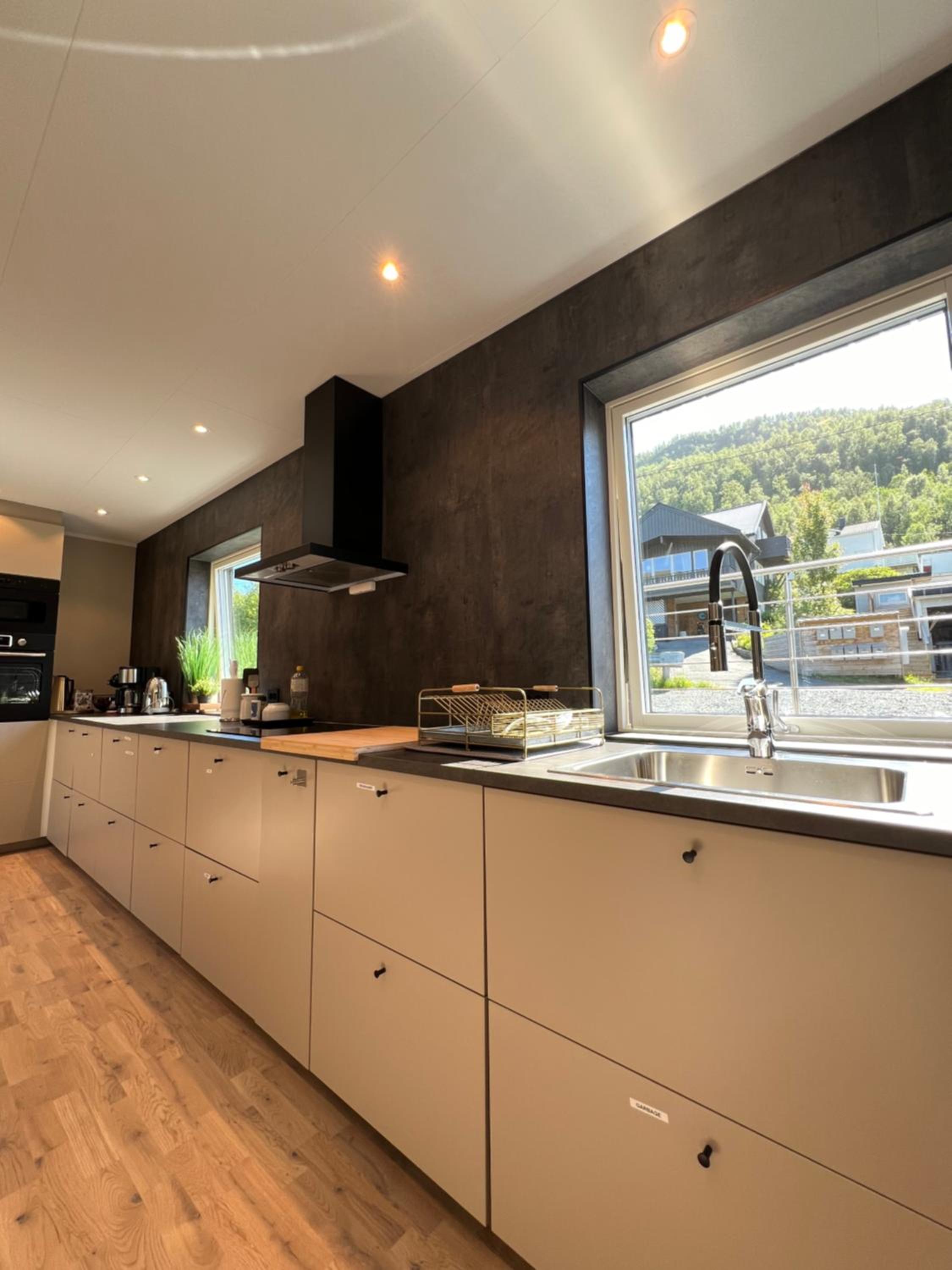 Tromsø Arctic Villa with free parking view 4