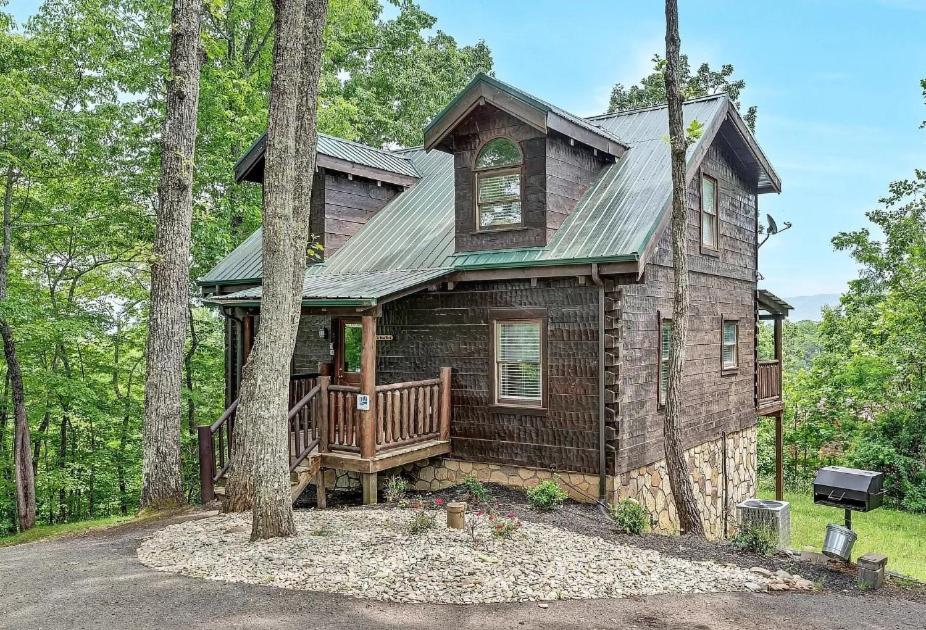 The Woodshed -peaceful 3 level cabin ideally located with pool table, hot tub, Wi-Fi