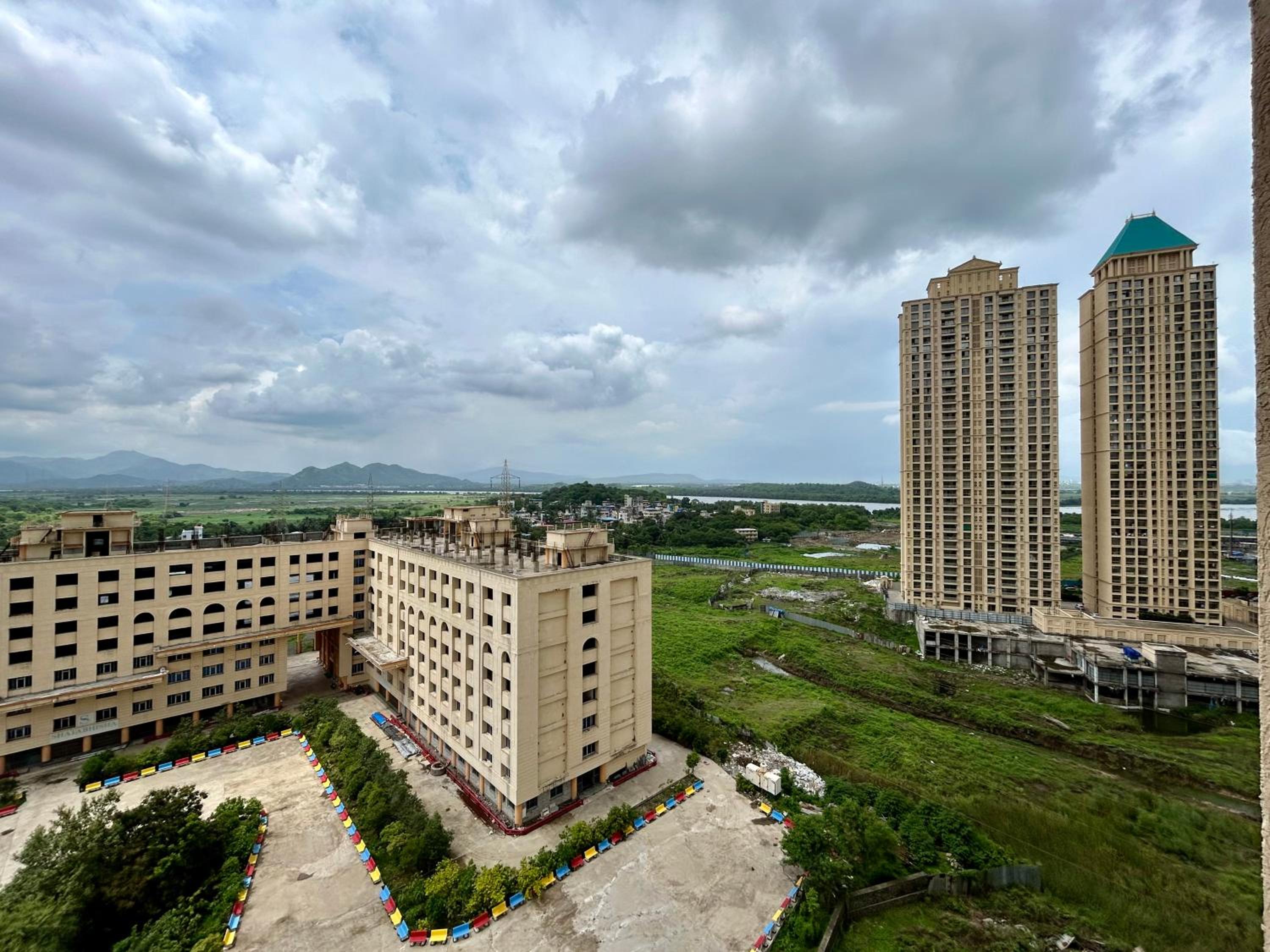 American studio apartment in Hiranandani thane view 2
