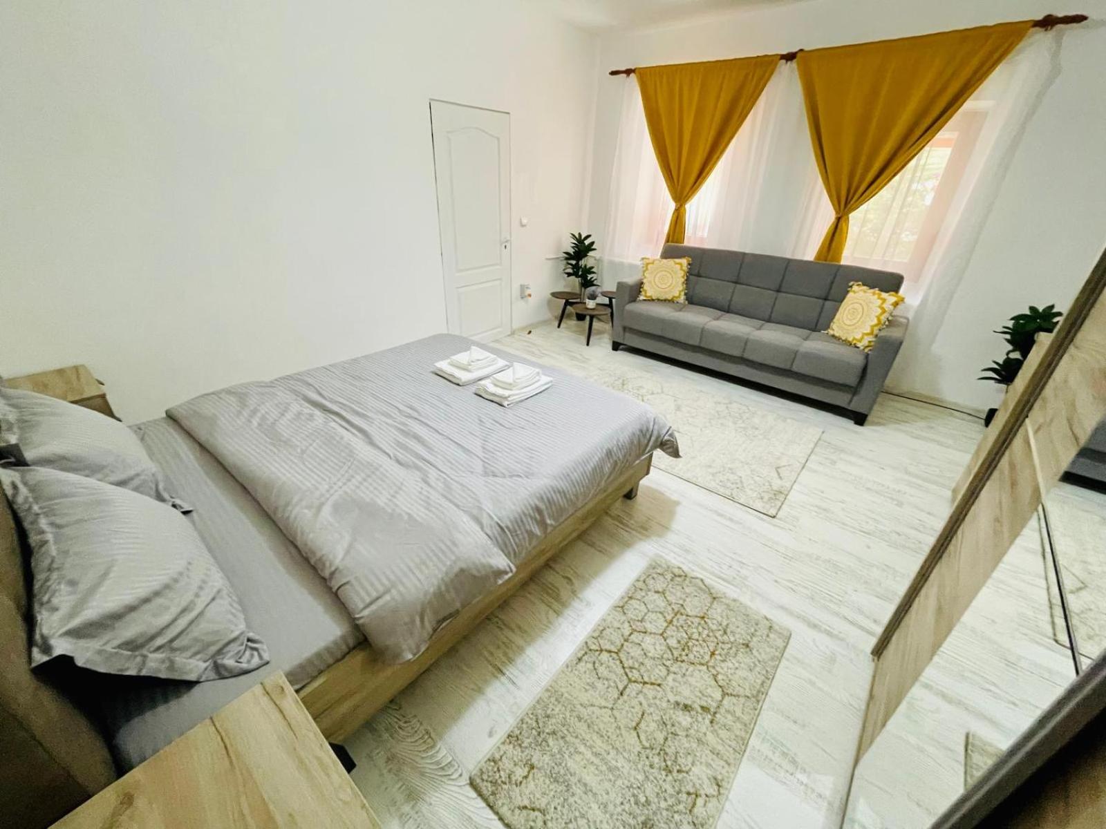 Casuta din centru view 2