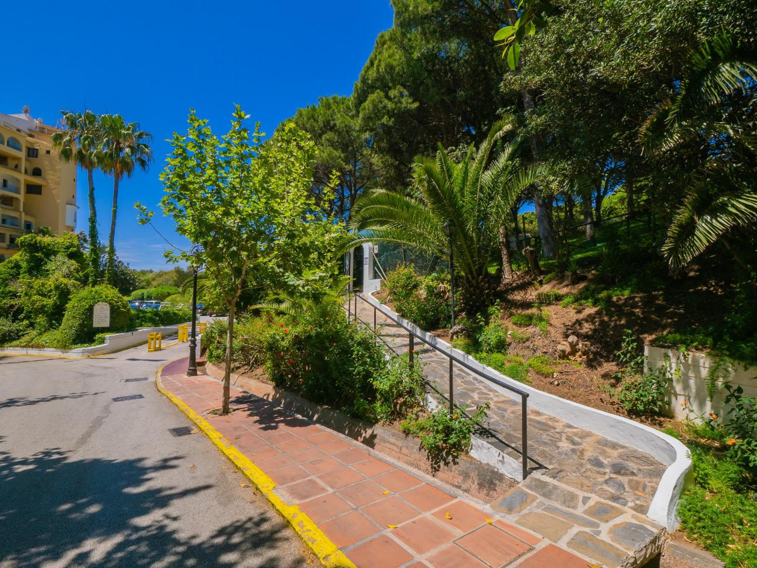 Cubo's Estudio Cabopino Port & Parking view 5