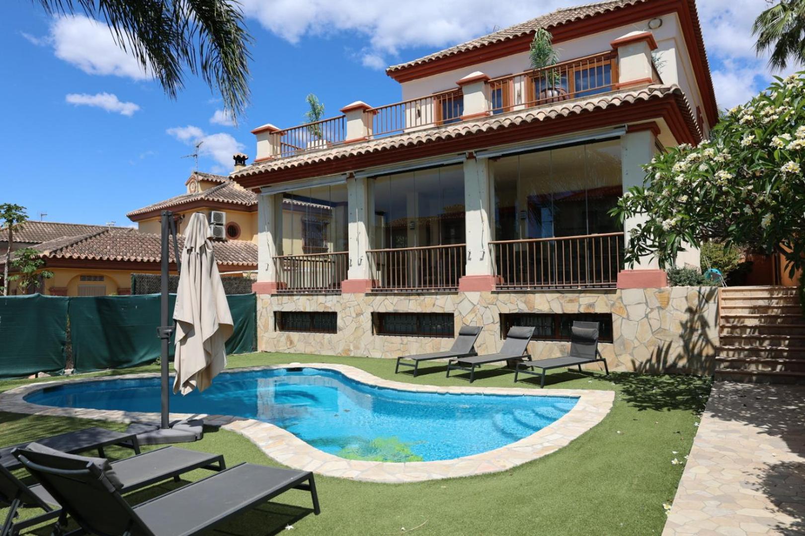 Precioso Chalet - Piscina- Garaje privado- Jardín view 2