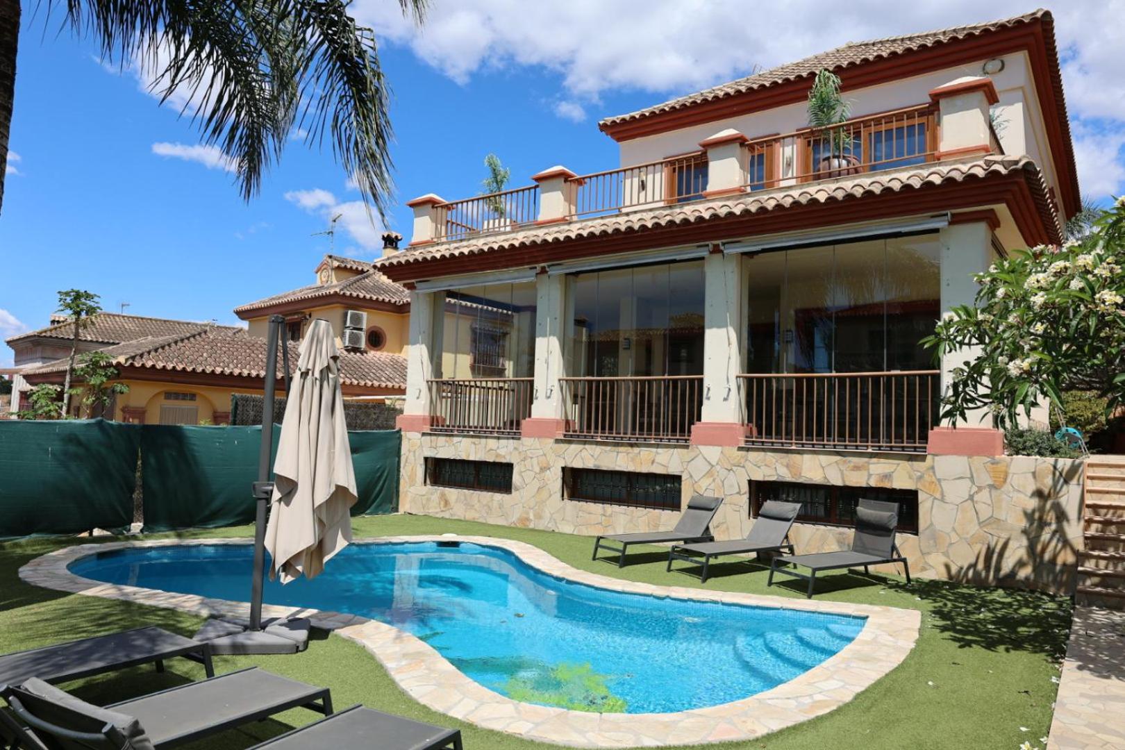 Precioso Chalet - Piscina- Garaje privado- Jardín view 4