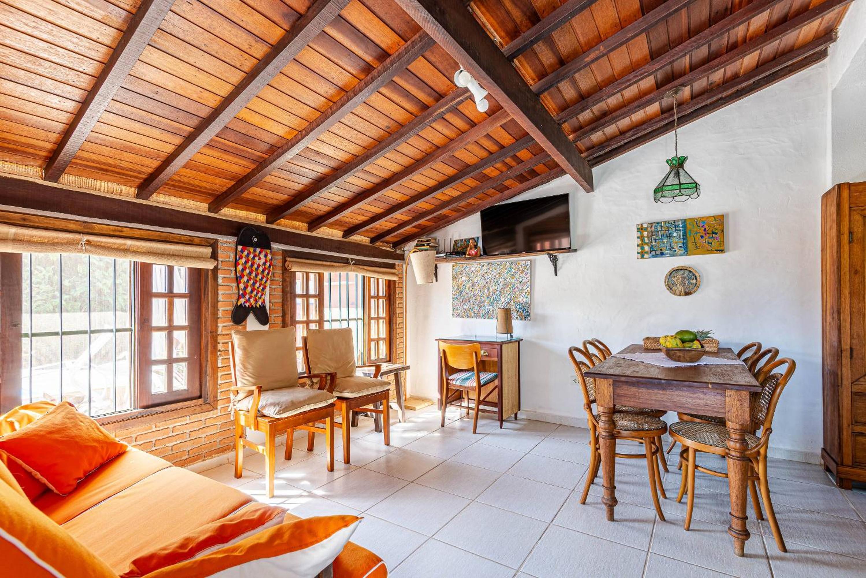 Casa com piscina a 100 m de Camburizinho