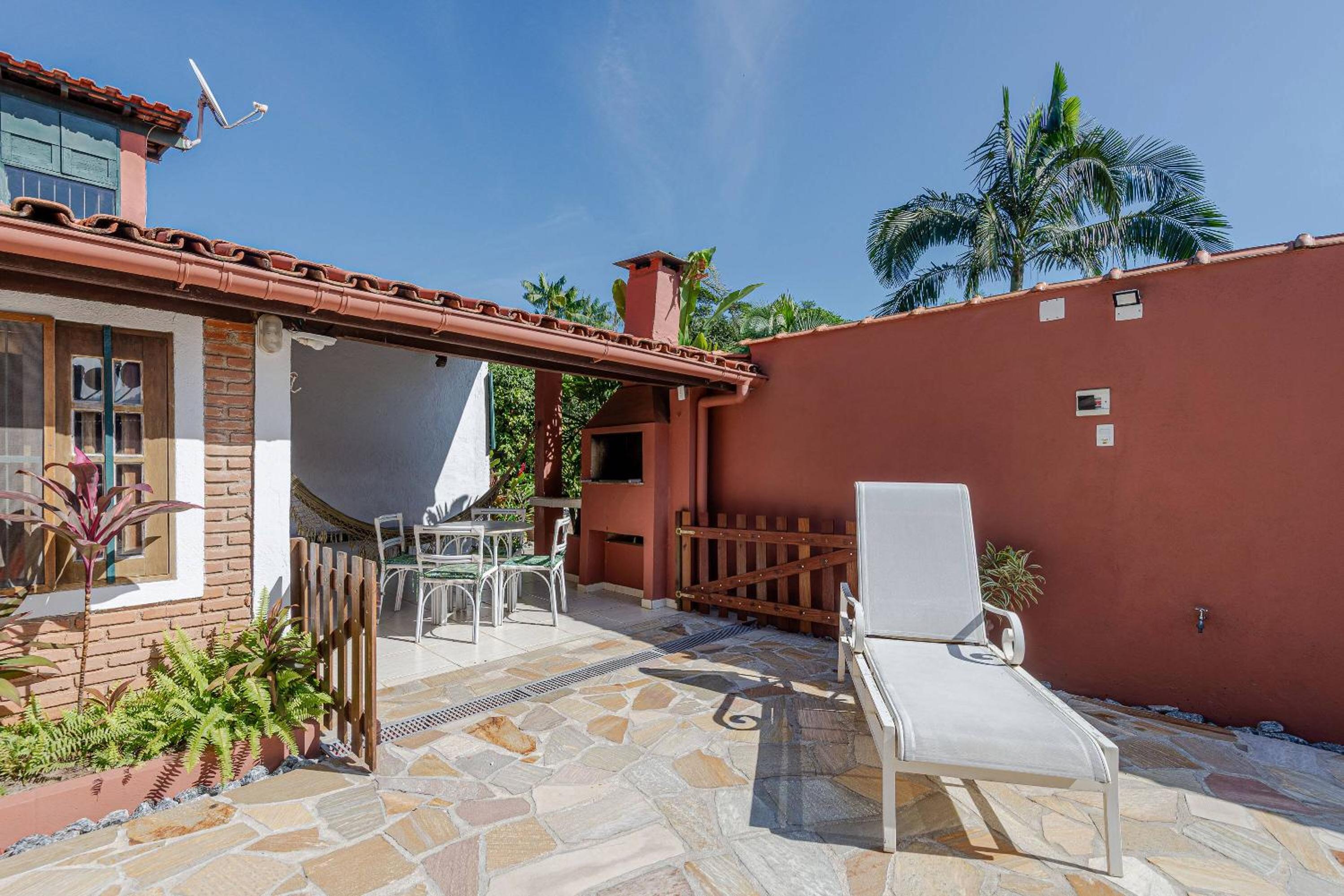 Casa com piscina a 100 m de Camburizinho