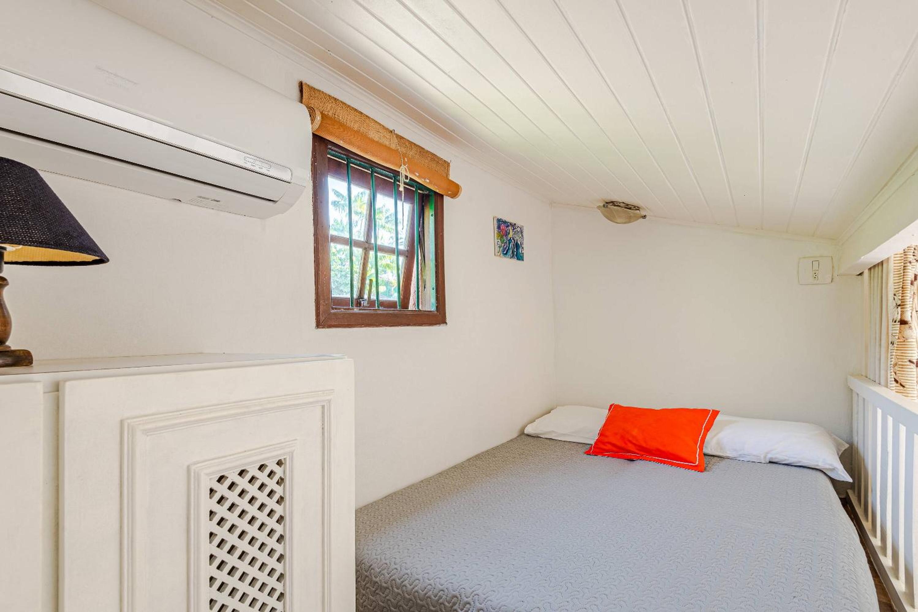 Casa com piscina a 100 m de Camburizinho