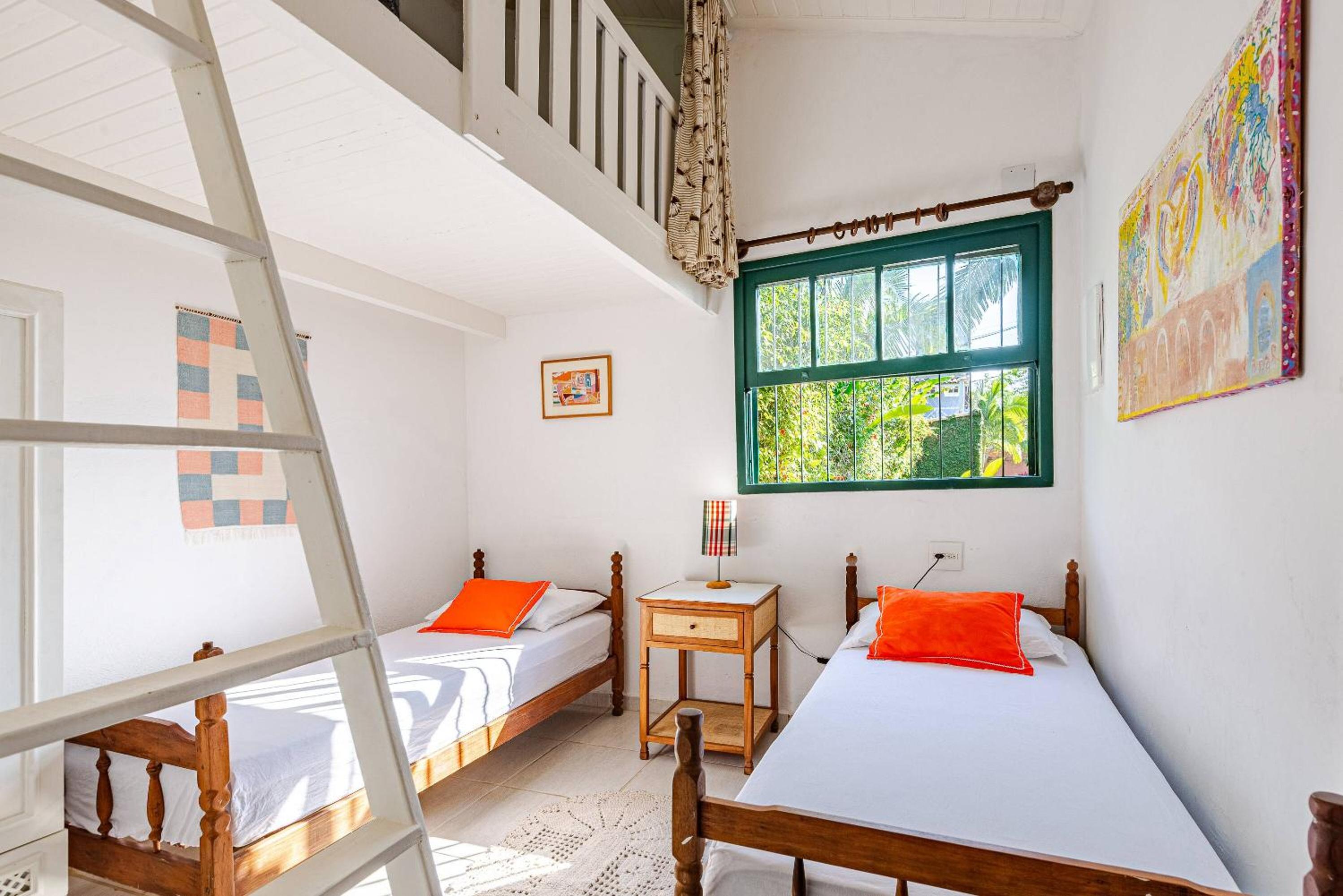 Casa com piscina a 100 m de Camburizinho