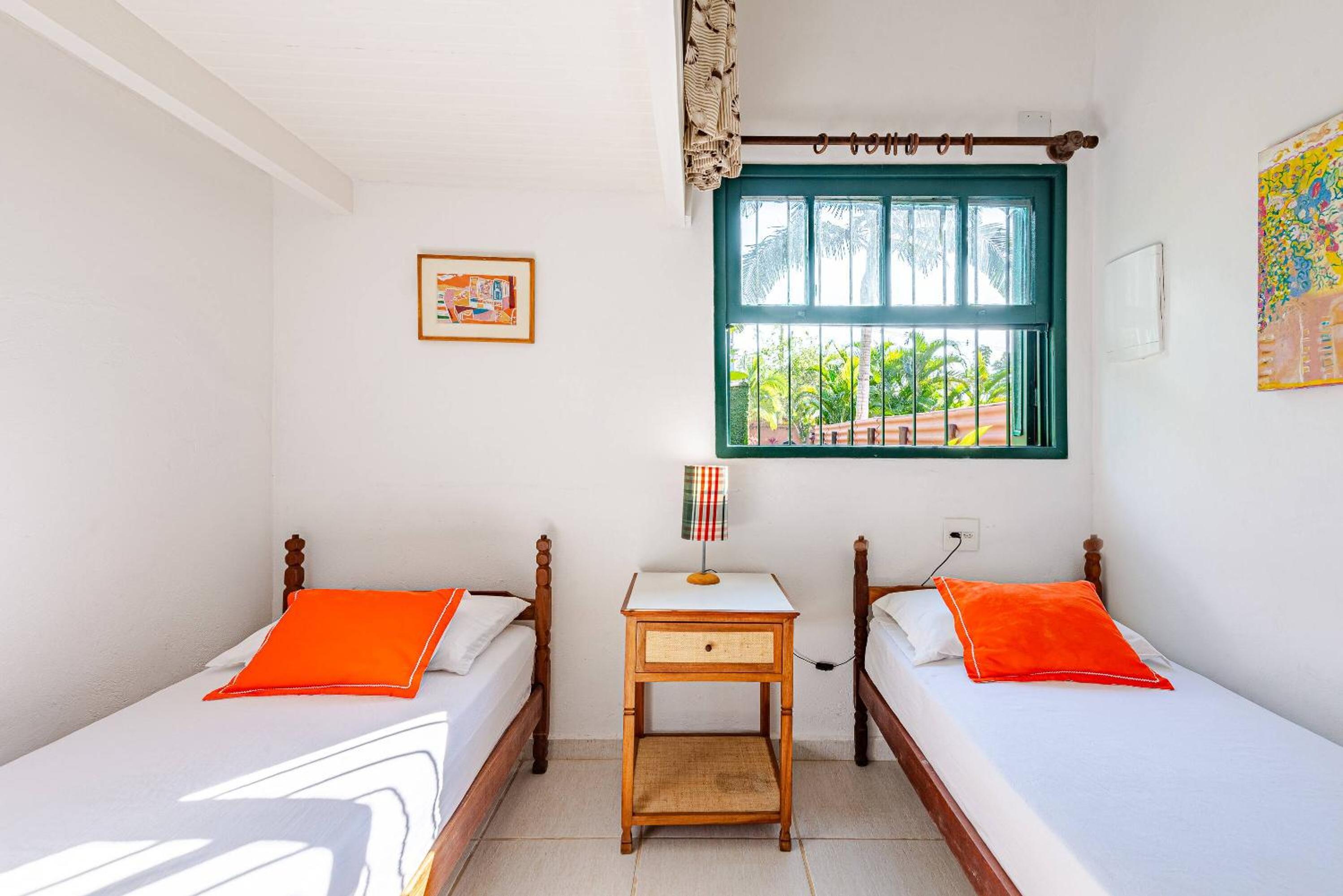 Casa com piscina a 100 m de Camburizinho