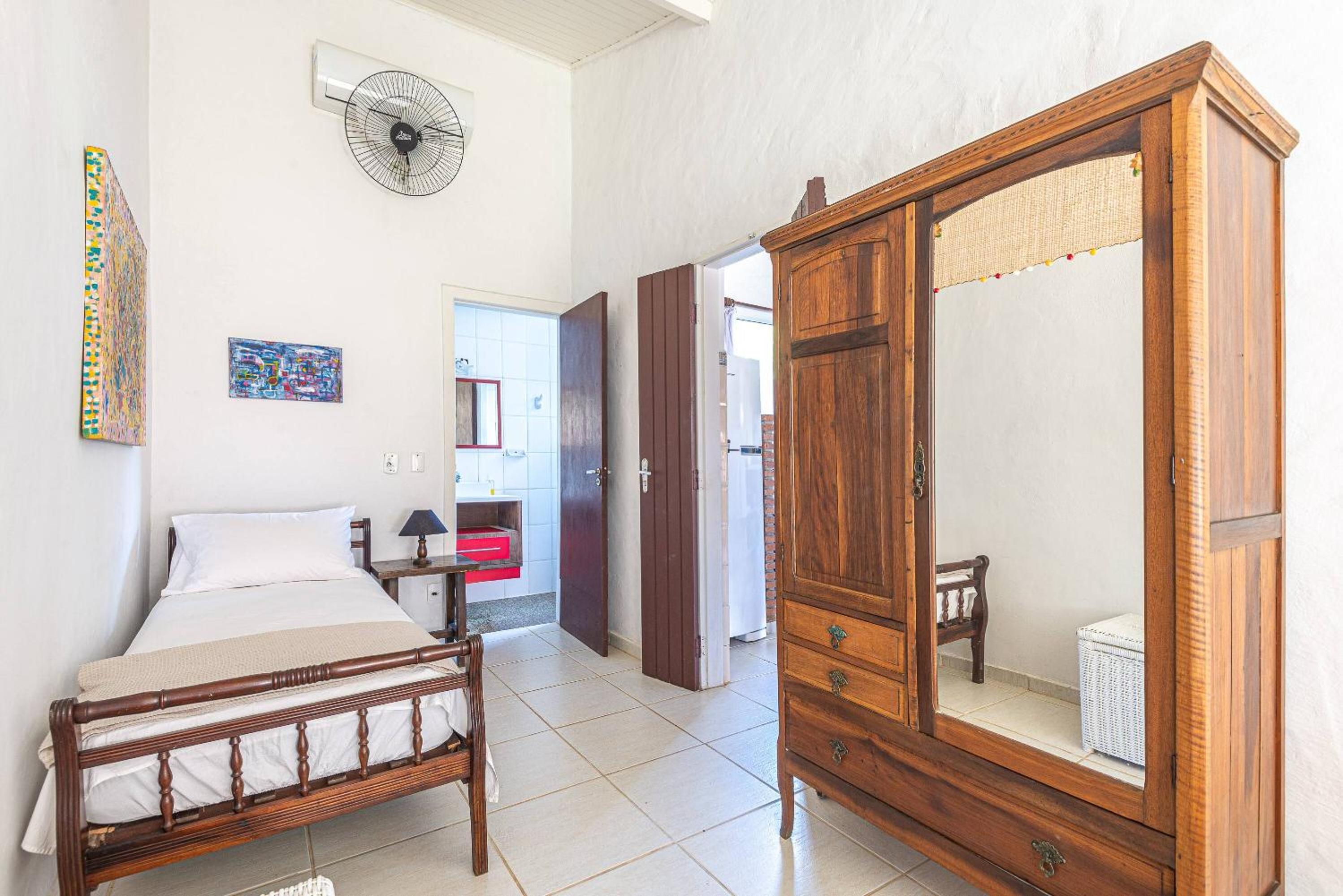 Casa com piscina a 100 m de Camburizinho