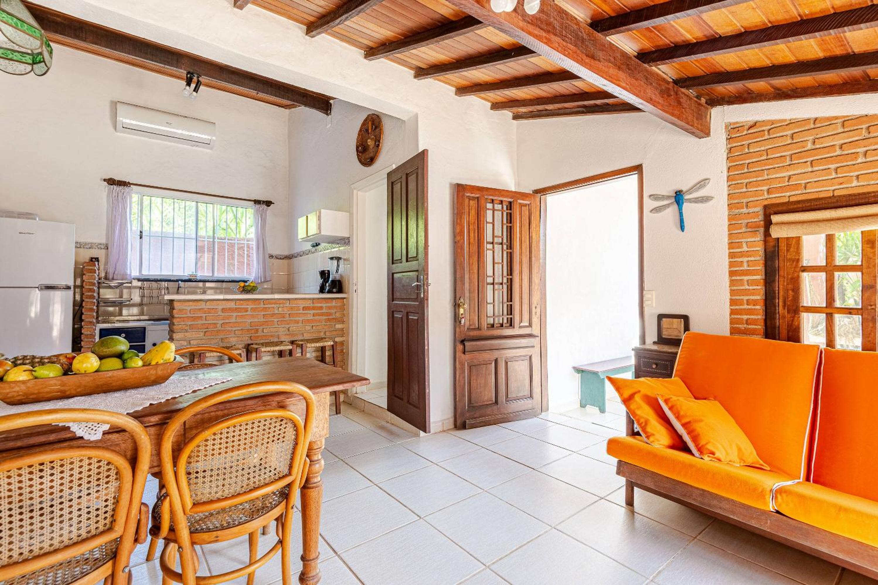Casa com piscina a 100 m de Camburizinho