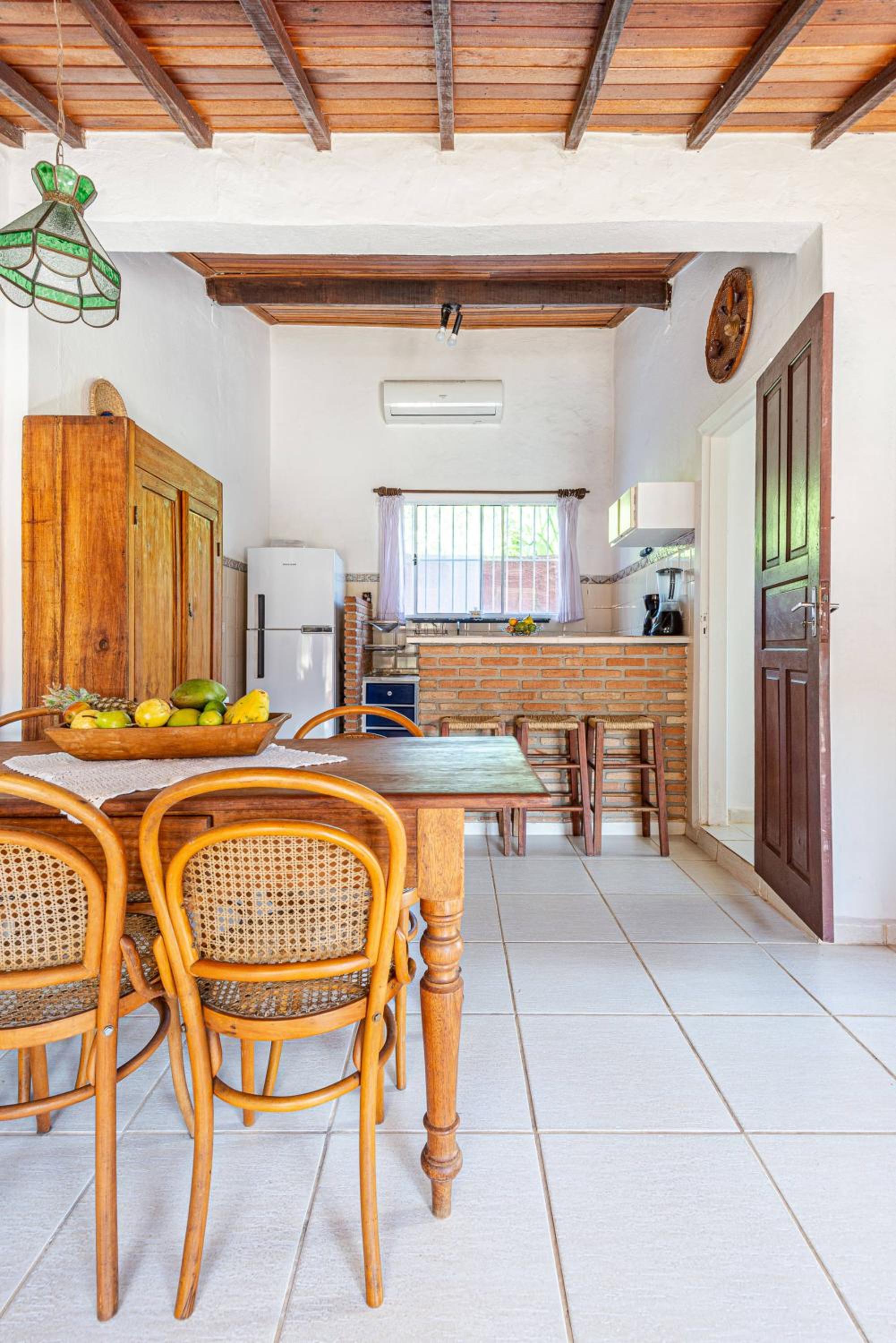 Casa com piscina a 100 m de Camburizinho