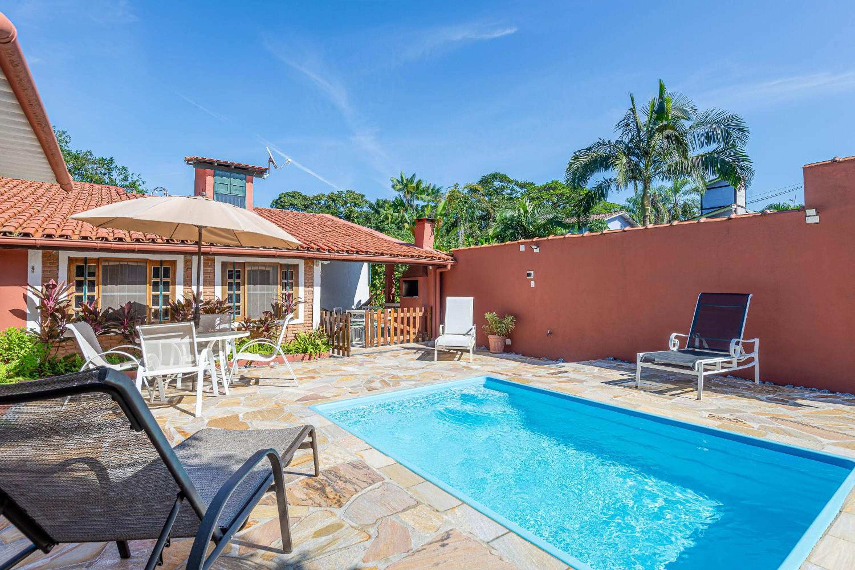 Casa com piscina a 100 m de Camburizinho