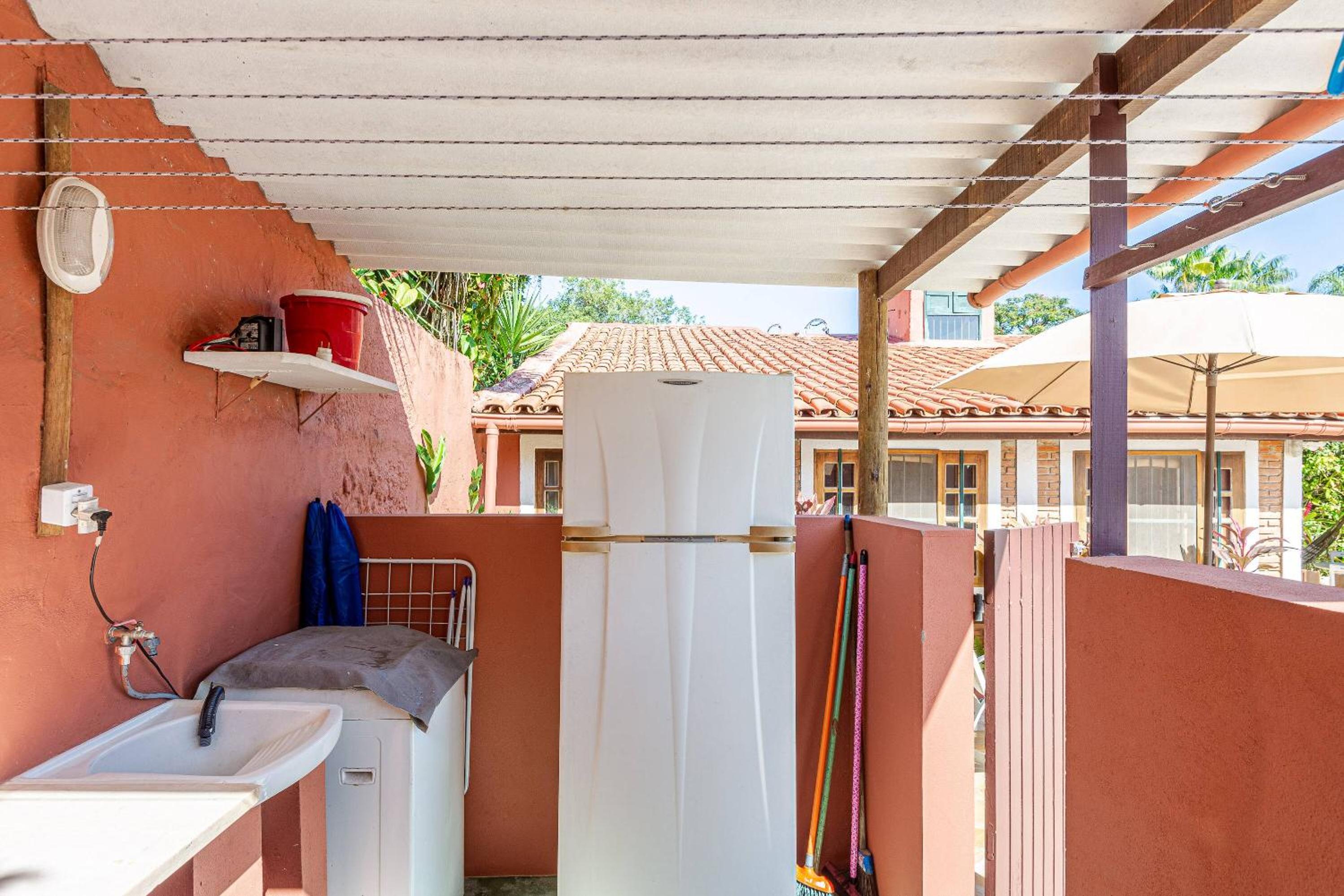 Casa com piscina a 100 m de Camburizinho
