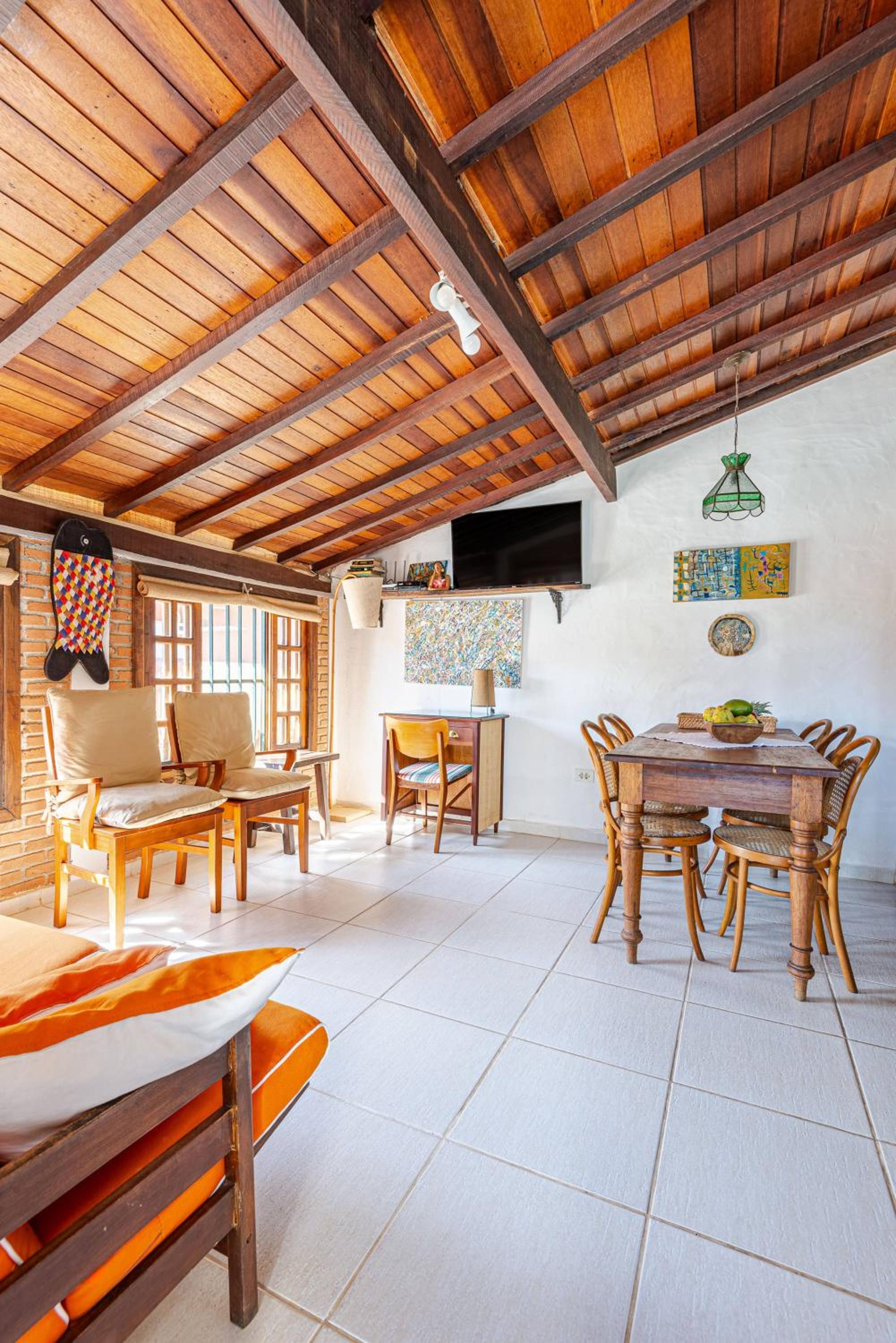 Casa com piscina a 100 m de Camburizinho